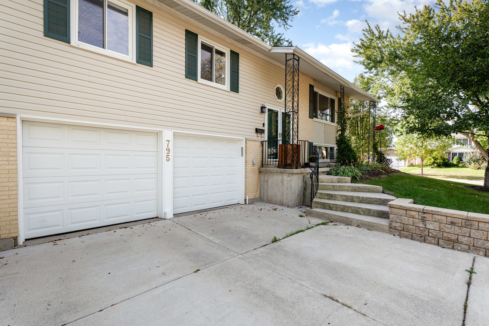 Hoffman Estates, Illinois, 60192, United States, 4 Bedrooms Bedrooms, ,3 BathroomsBathrooms,Residential,For Sale,1961387