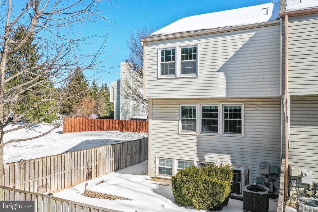 Sterling, Virginia, 20164, United States, 2 Bedrooms Bedrooms, ,3 BathroomsBathrooms,Residential,For Sale,2015095