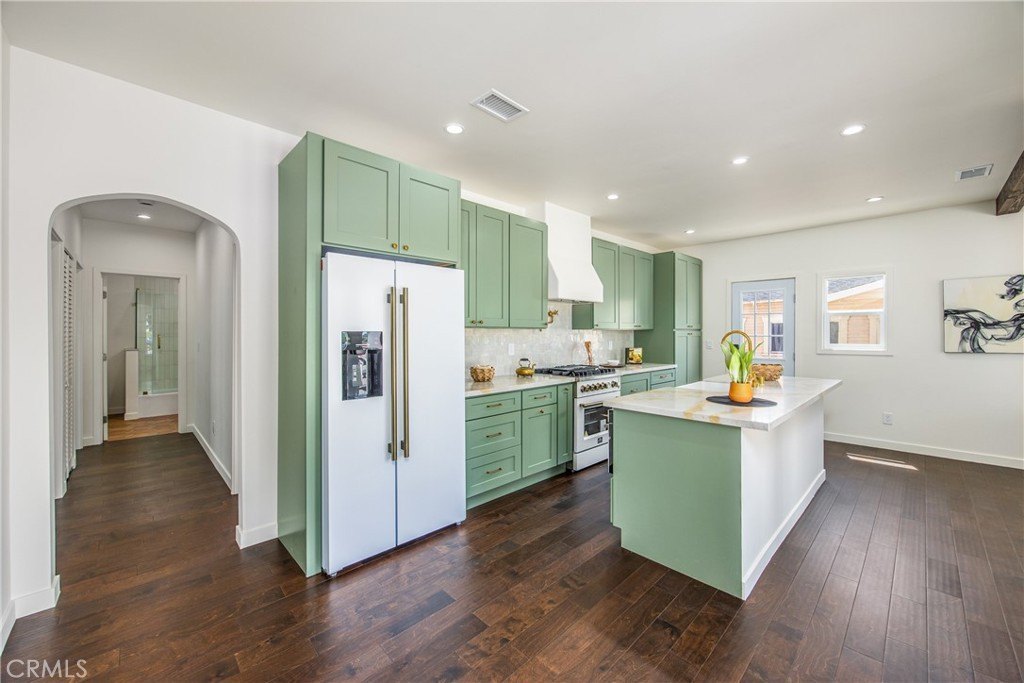 Los Angeles, California, 90043, United States, 3 Bedrooms Bedrooms, ,2 BathroomsBathrooms,Residential,For Sale,1986157