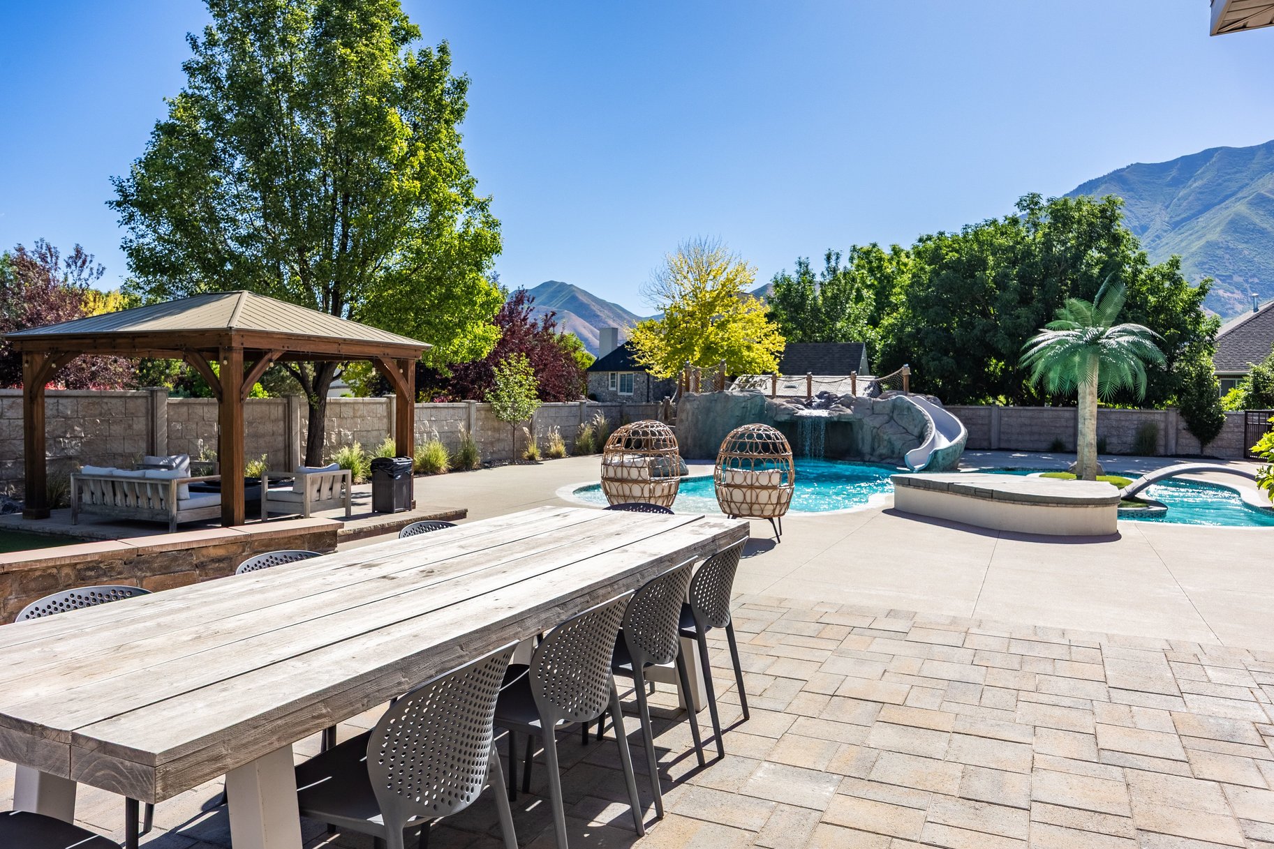  Newly Updated Home with Pool, Lazy River & Detached Garage - 物件實景