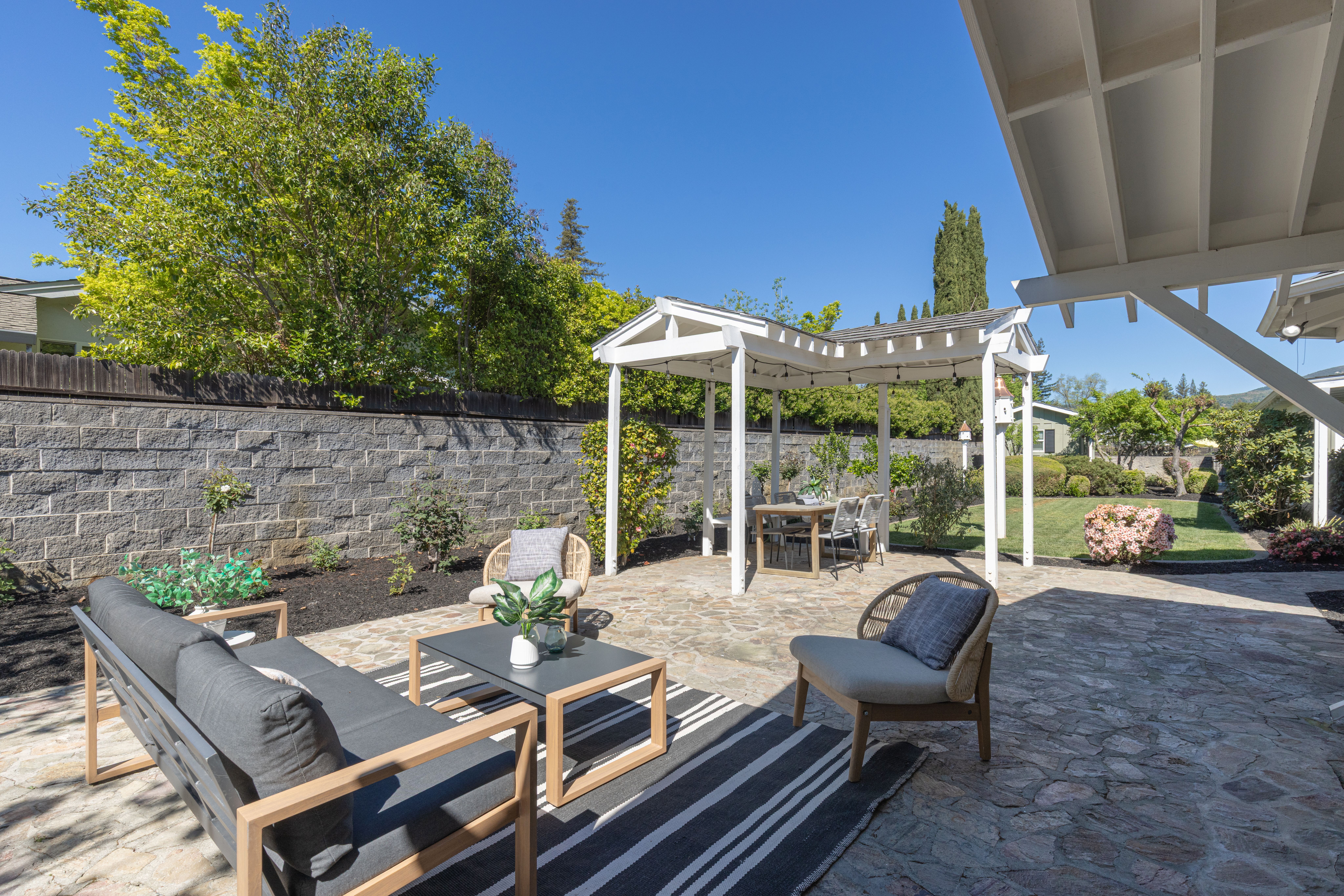  Coveted East Side Ranch Home in Monticello Park - 物件實景