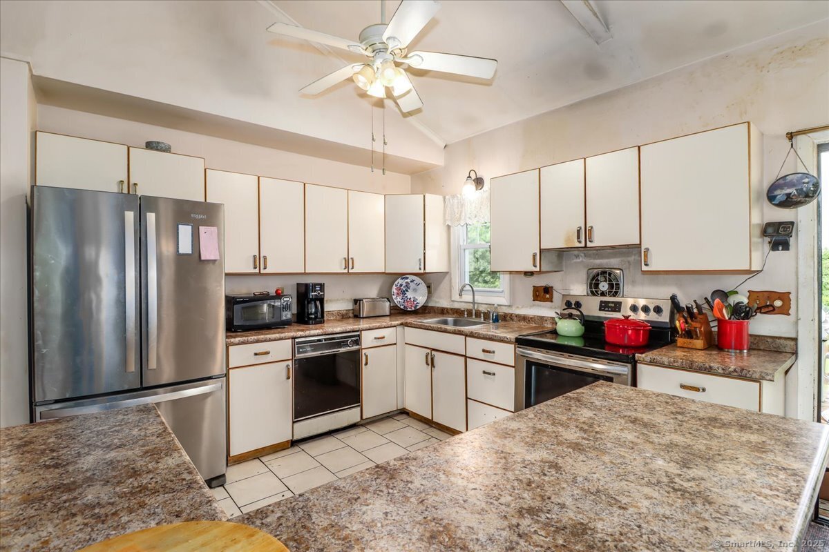 Brookfield, Connecticut, 06804, United States, 3 Bedrooms Bedrooms, ,3 BathroomsBathrooms,Residential,For Sale,1948601