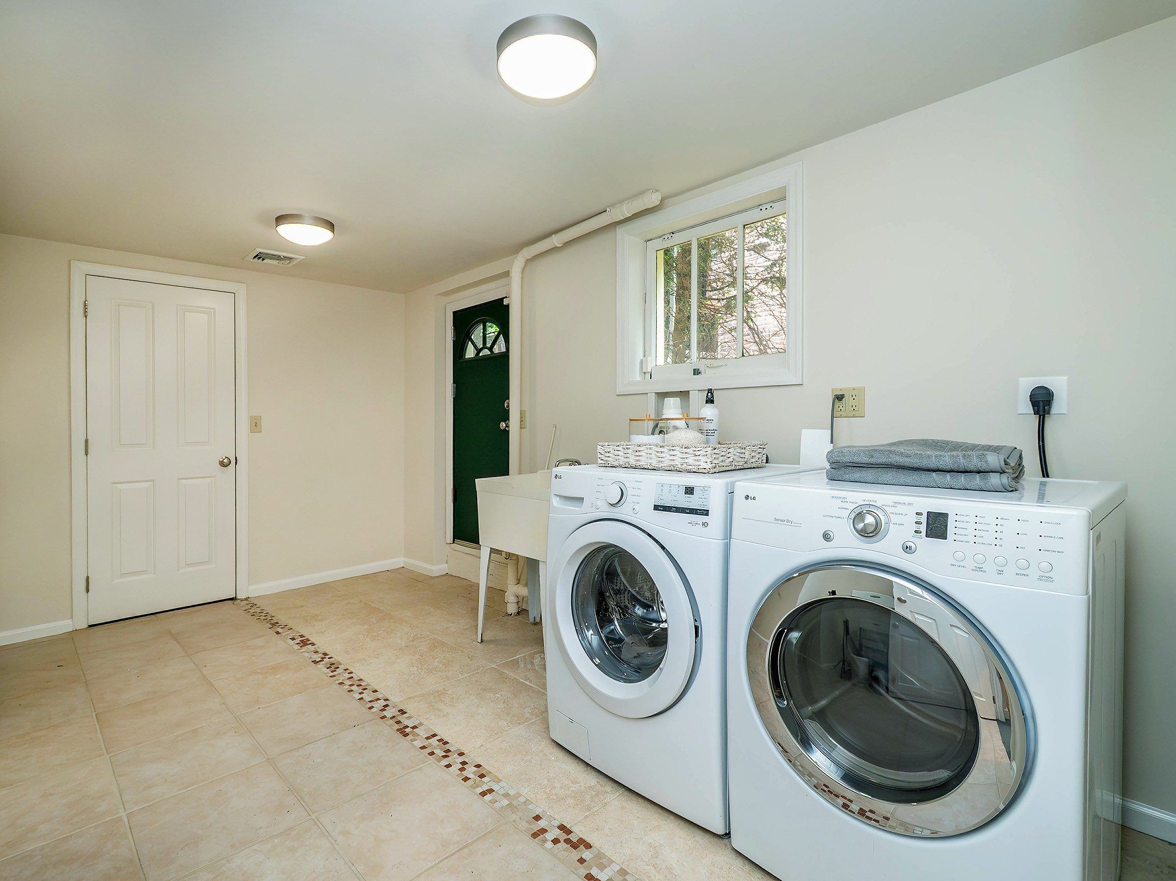  28 Monroe Street, Port Washington, NY, 11050 - 物件實景