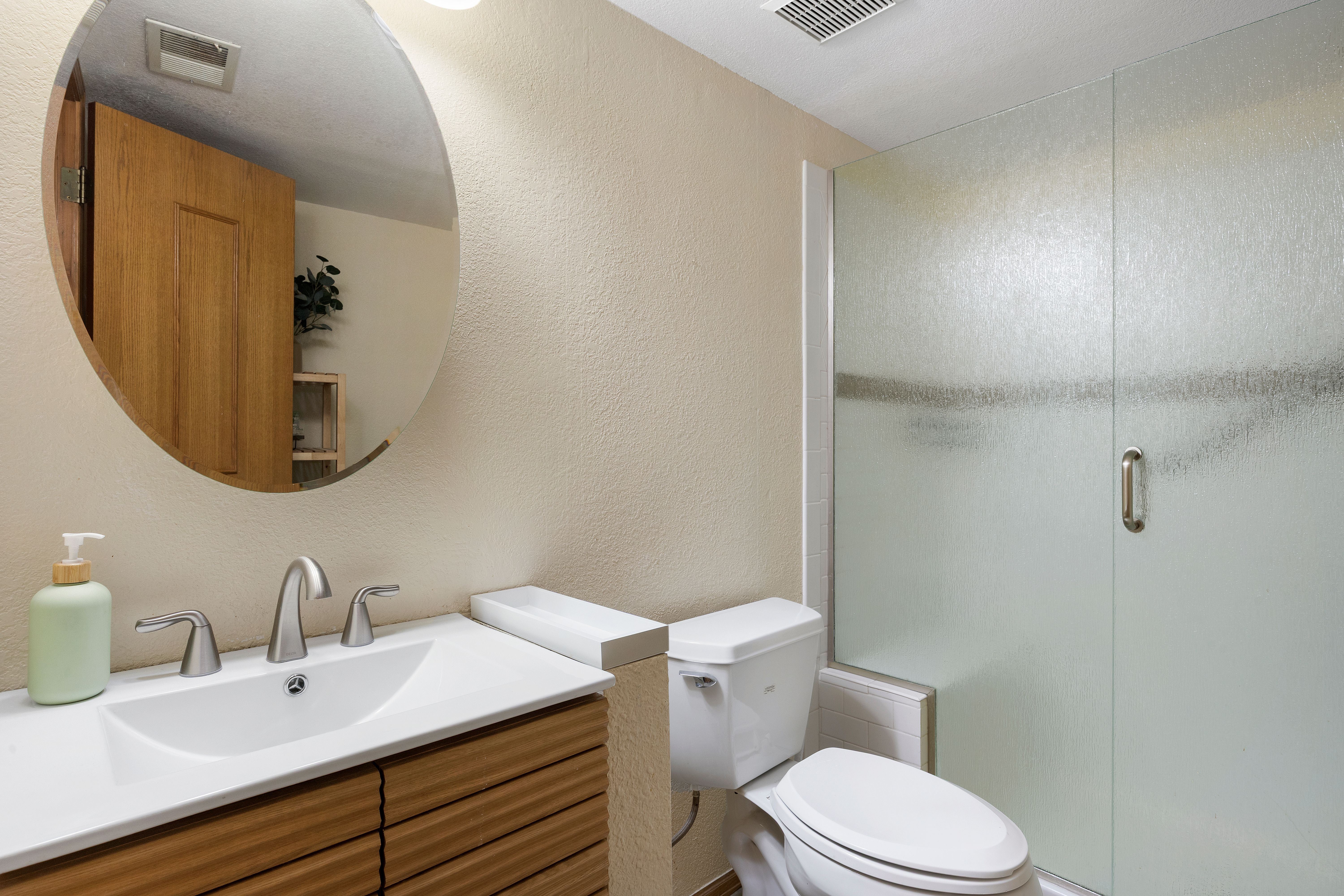  Custom-built home offers a rare combination of character, and privacy - 物件實景
