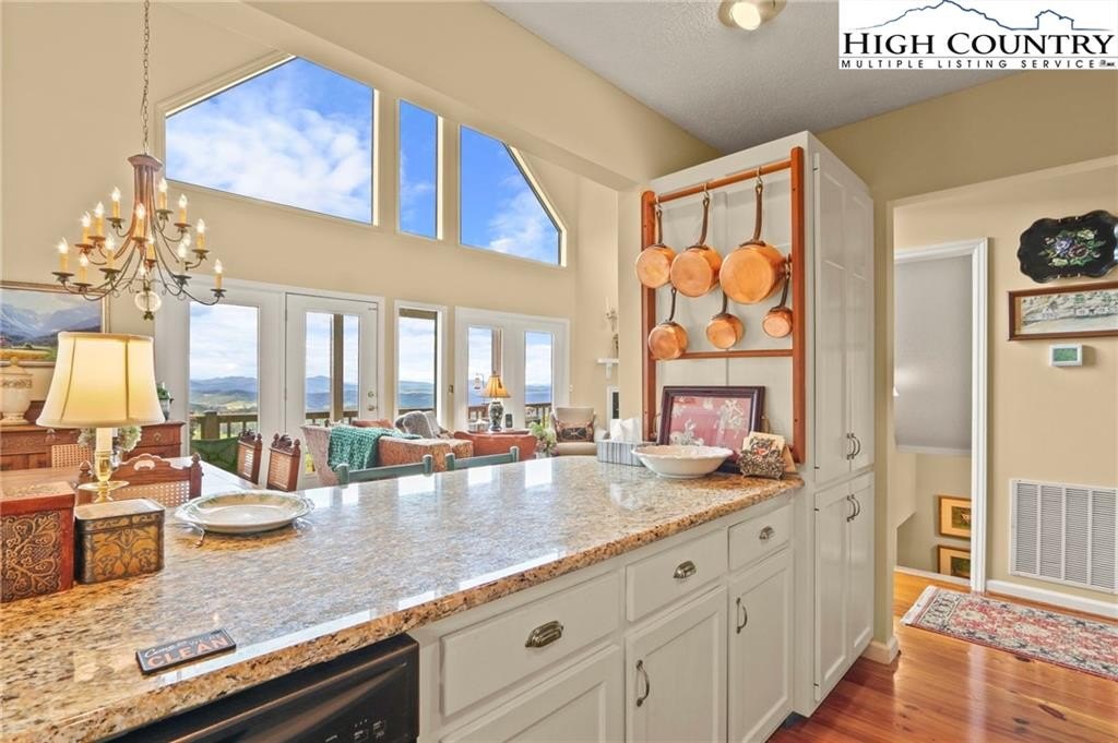 Boone, North Carolina, 28607, United States, 3 Bedrooms Bedrooms, ,3 BathroomsBathrooms,Residential,For Sale,1941298