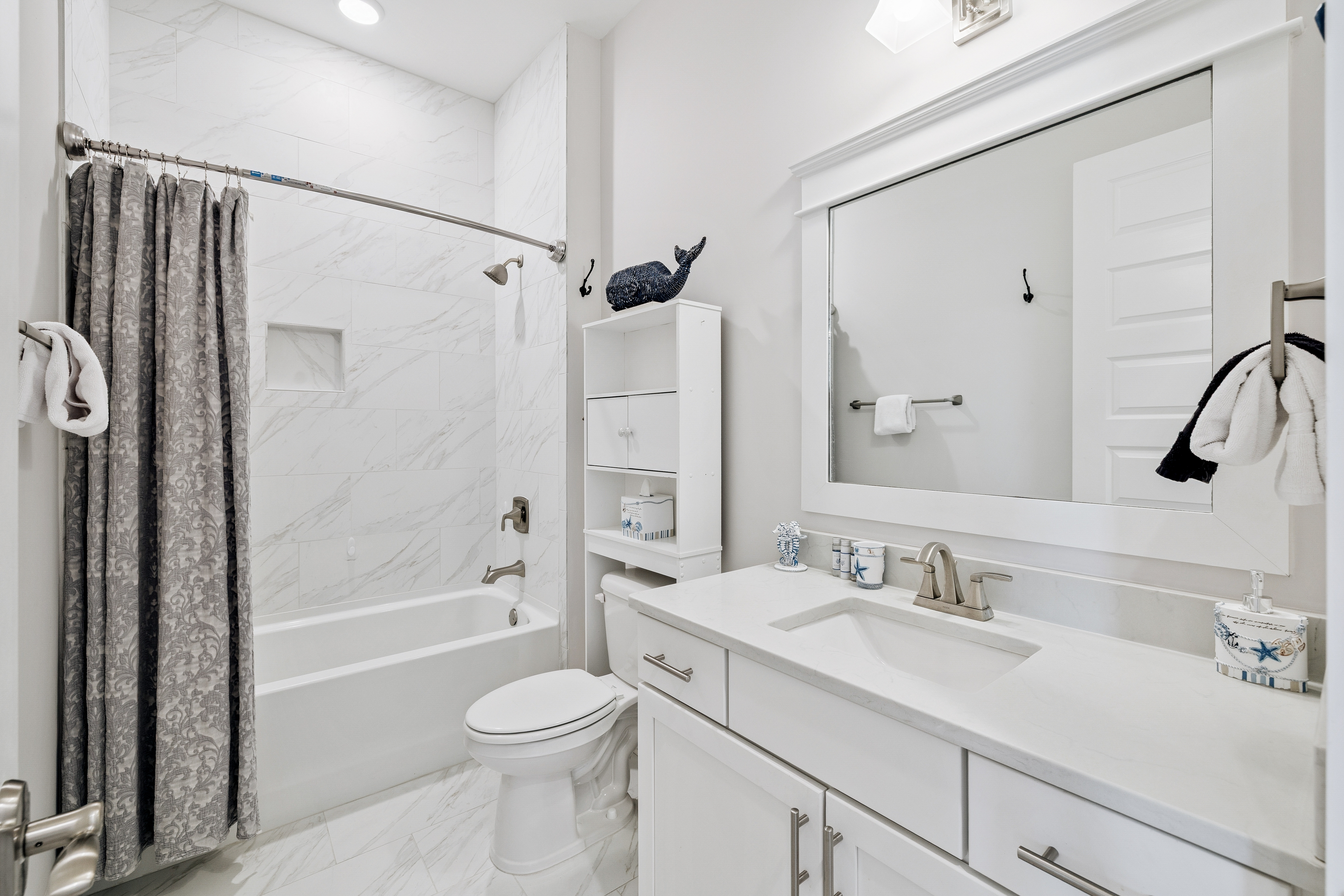  Spacious 3-Level Home With Elevator & Steps to Community Pool - 物件實景