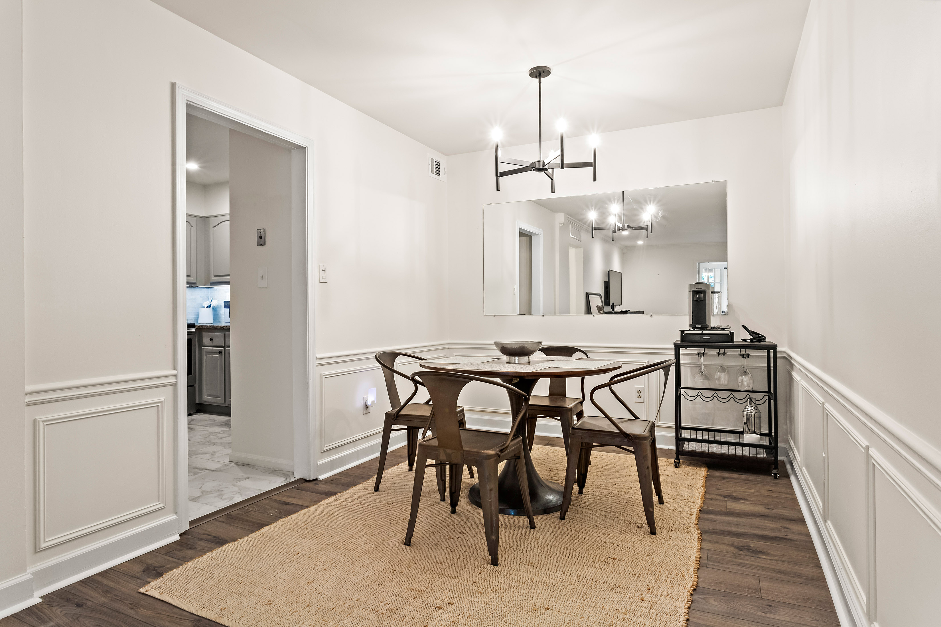  Light-filled Two Bedroom Condo in Amenity-rich Cross Creek - 物件實景