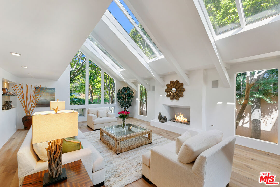 Malibu, California, 90265, United States, 3 Bedrooms Bedrooms, ,4 BathroomsBathrooms,Residential,For Sale,1807694