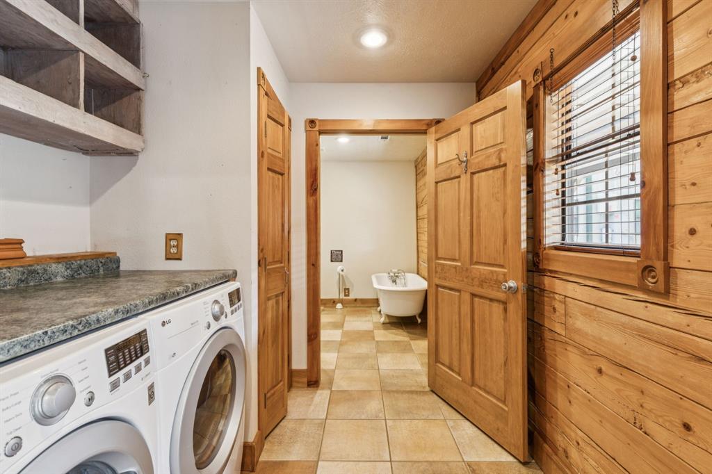 Pottsboro, Texas, 75076, United States, 3 Bedrooms Bedrooms, ,4 BathroomsBathrooms,Residential,For Sale,1949804