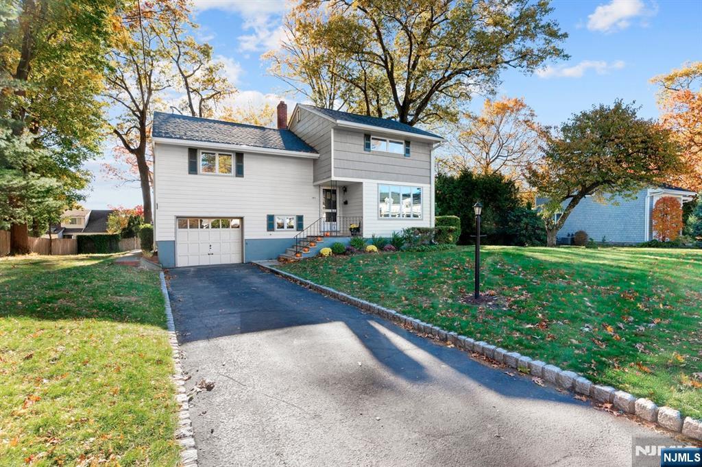 Midland Park, New Jersey, 07432, United States, 3 Bedrooms Bedrooms, ,2 BathroomsBathrooms,Residential,For Sale,1989526