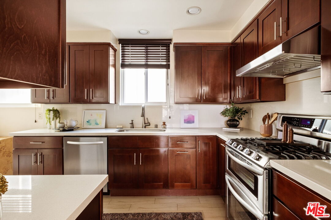 Los Angeles, California, 90034, United States, 2 Bedrooms Bedrooms, ,3 BathroomsBathrooms,Residential,For Sale,1991058