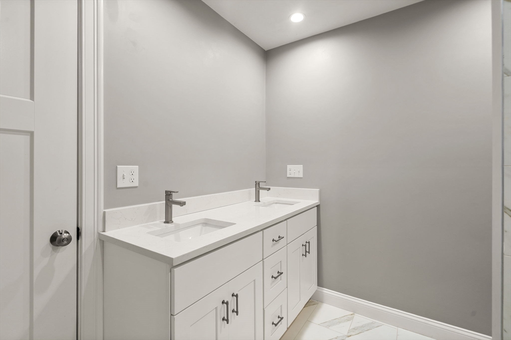 Mendon, Massachusetts, 01756, United States, 3 Bedrooms Bedrooms, ,3 BathroomsBathrooms,Residential,For Sale,1997117