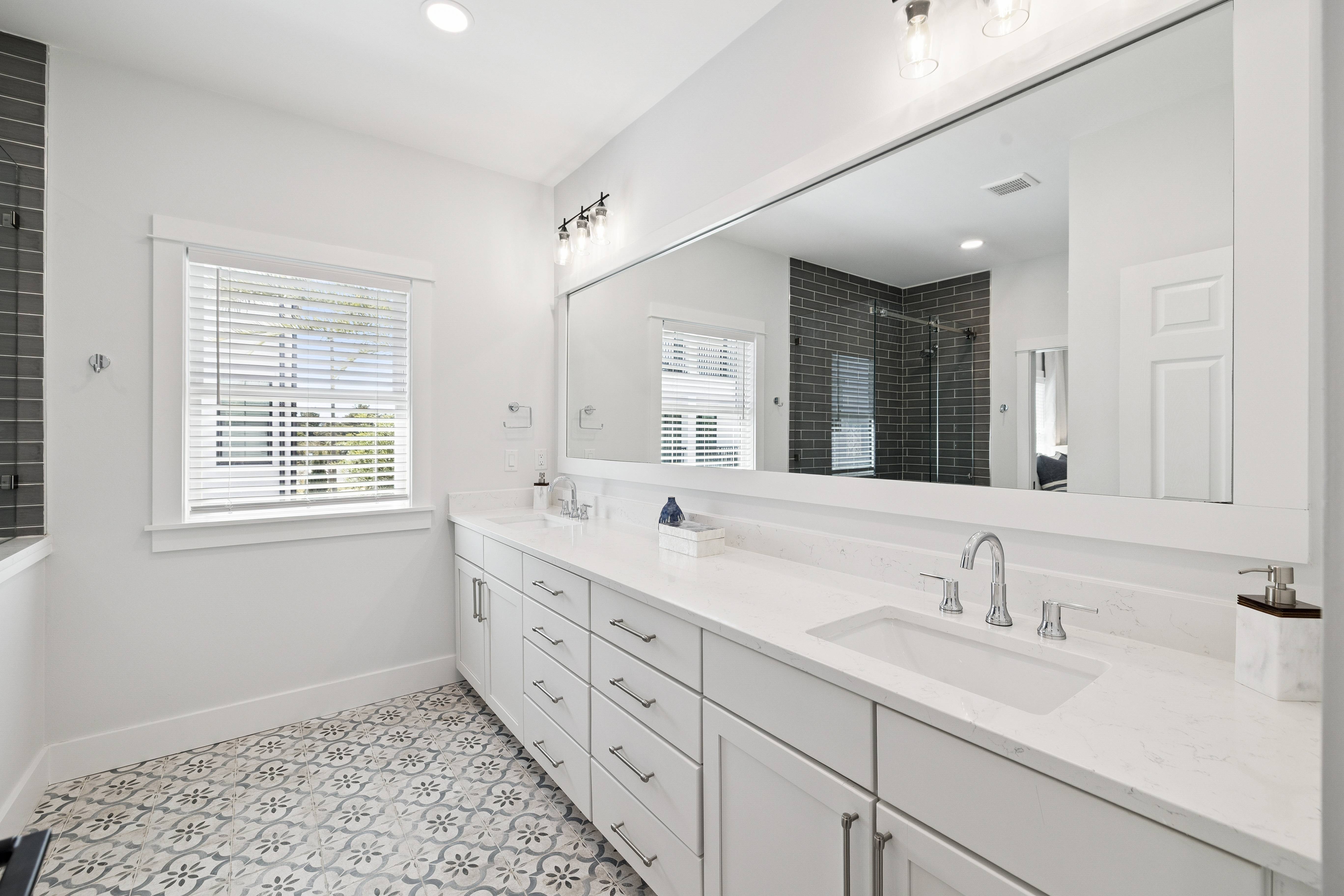  Completely Renovated Home On Half-Acre Lot Near Gulf Place - 物件實景