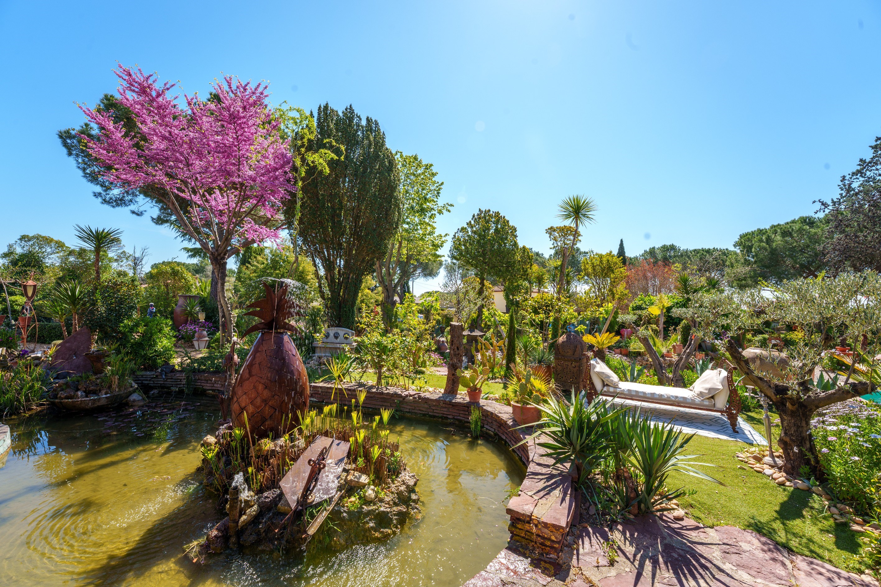  In an idyllic green setting, a unique and welcoming property... - 物件實景