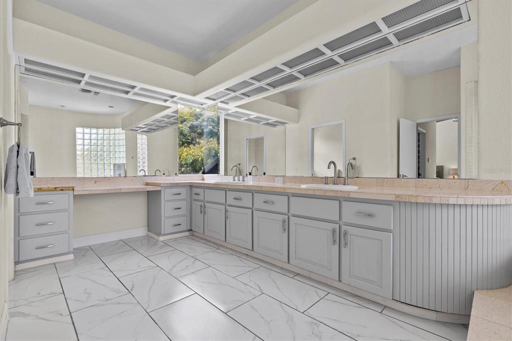 Tarpon Springs, Florida, 34689, United States, 5 Bedrooms Bedrooms, ,4 BathroomsBathrooms,Residential,For Sale,1901720