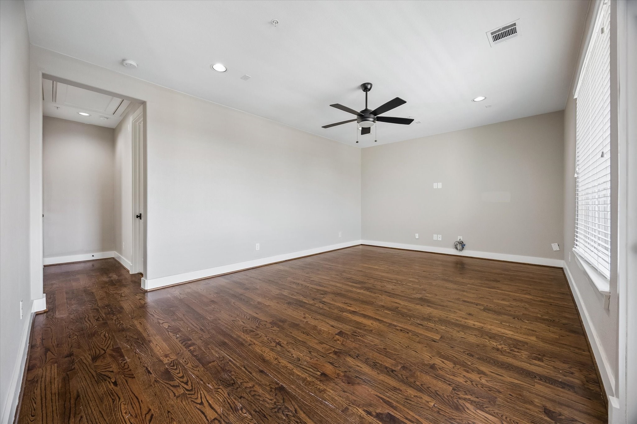  912 Yale Street B - 物件實景