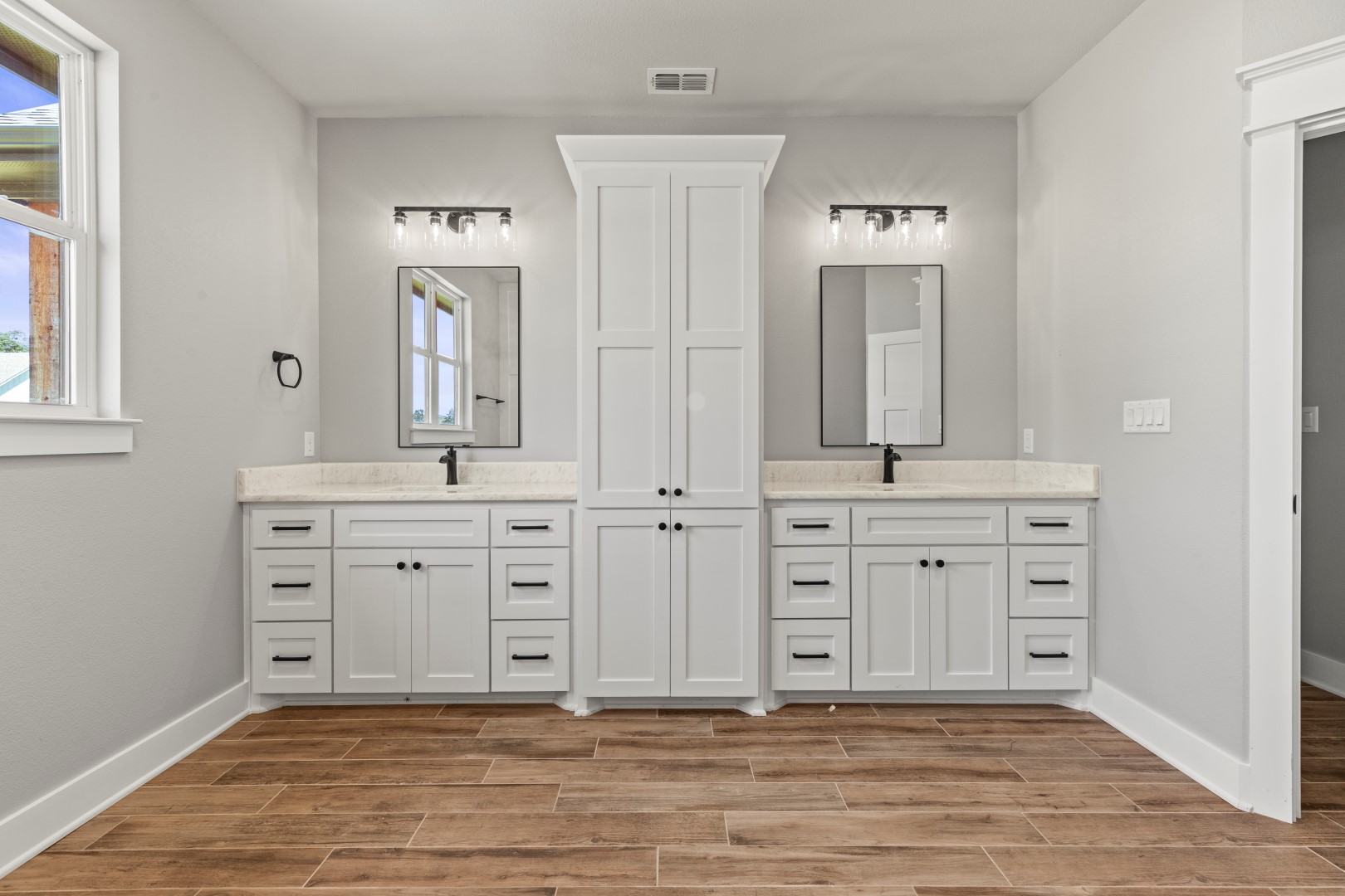 Tyler, Texas, 75706, United States, 4 Bedrooms Bedrooms, ,3 BathroomsBathrooms,Residential,For Sale,1983629