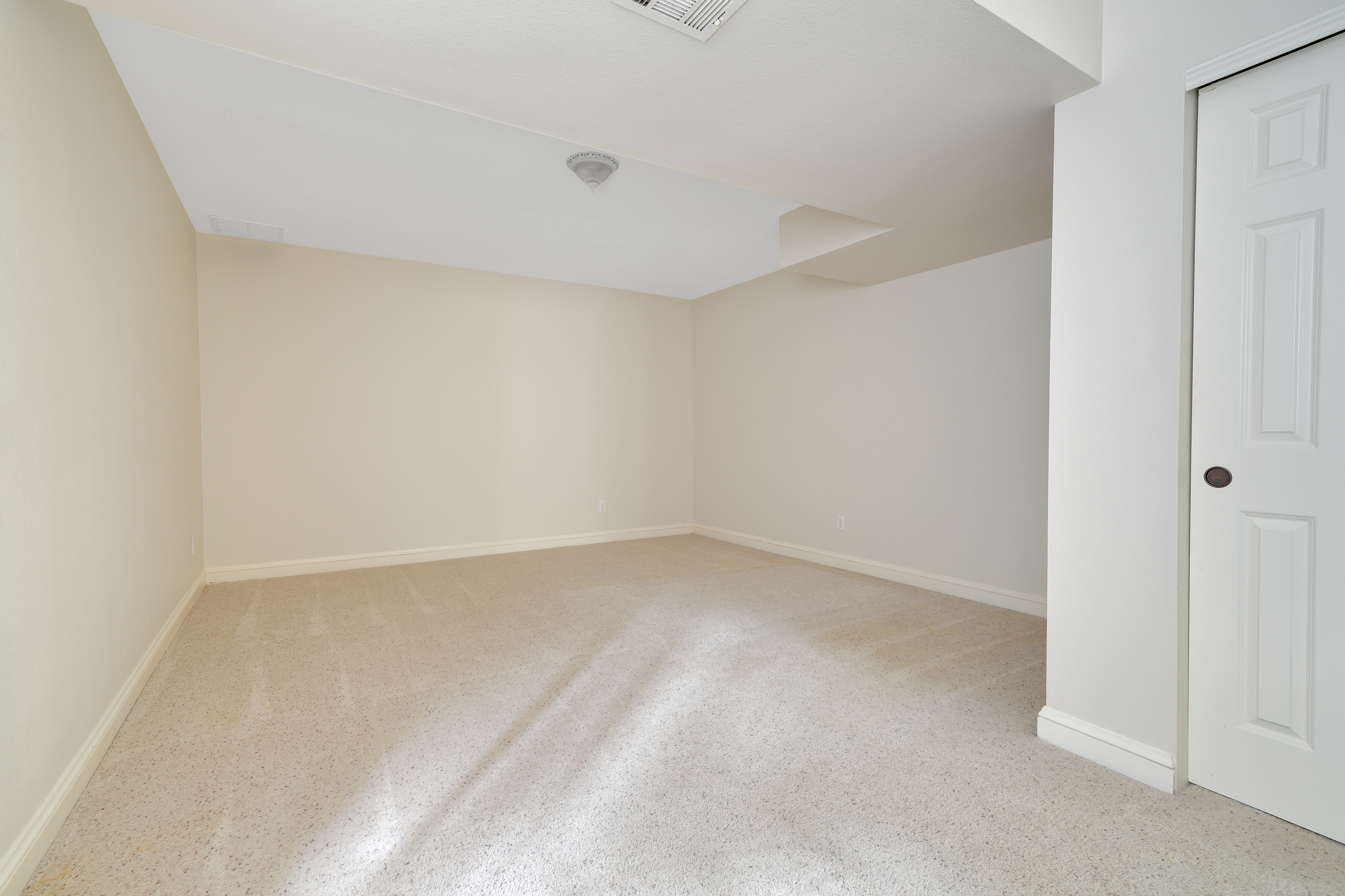  Custom Home with Vaulted Ceilings, Sauna and Wine Storage - 物件實景