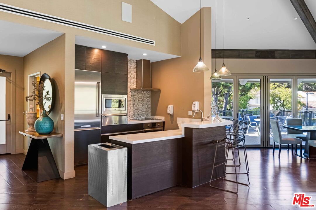 Los Angeles, California, 90077, United States, 5 Bedrooms Bedrooms, ,1 BathroomBathrooms,Residential,For Sale,1987970