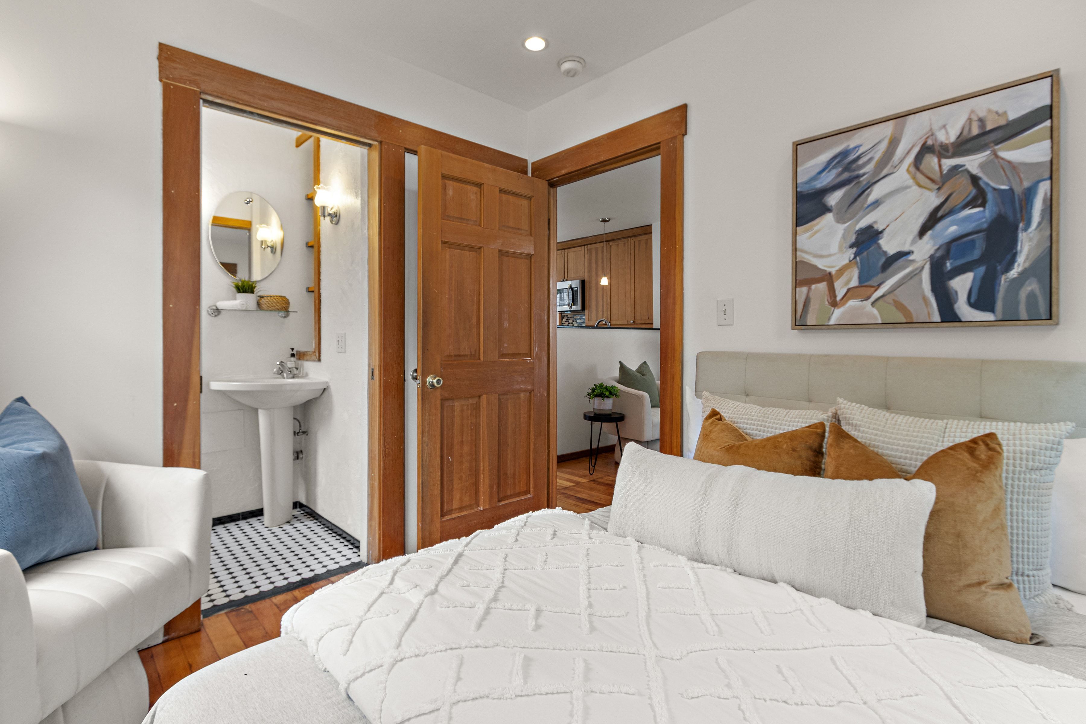  A Storybook North Oakland Cottage Offering Charm, Character, and Potential - 物件實景