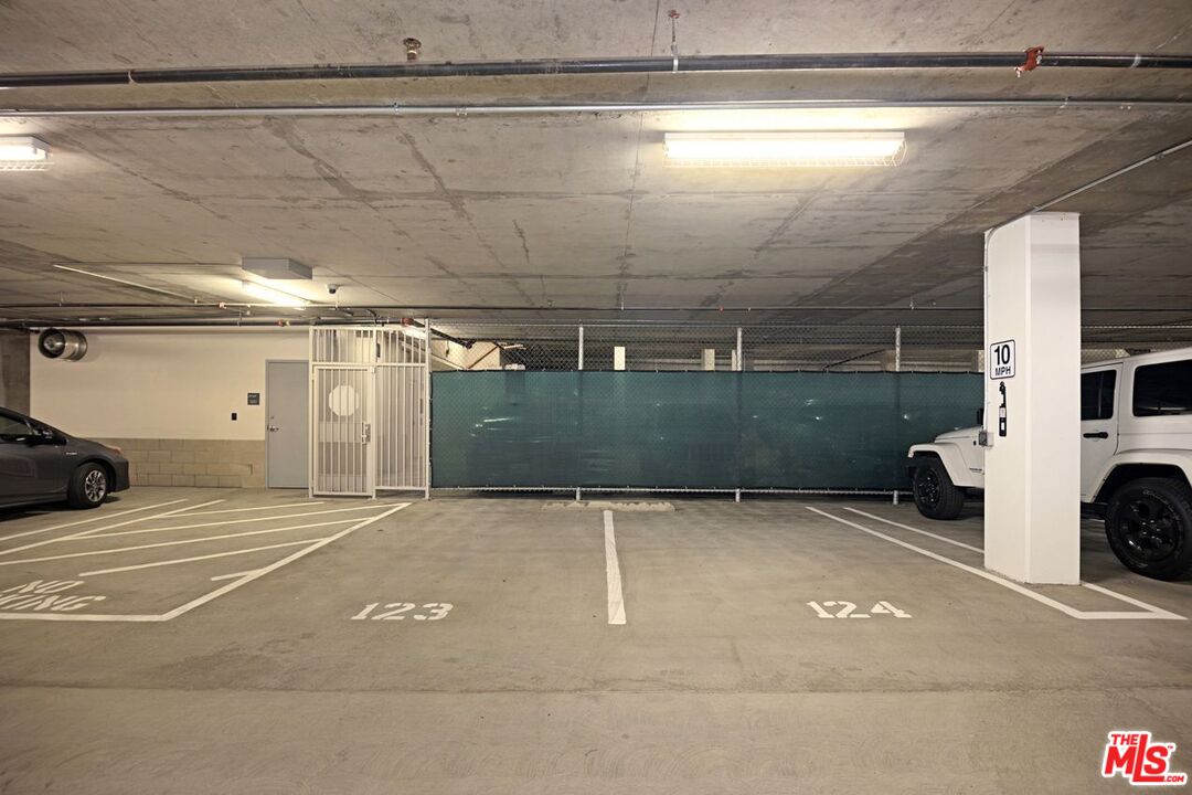 Santa Monica, California, 90401, United States, 2 Bedrooms Bedrooms, ,2 BathroomsBathrooms,Residential,For Sale,2001911