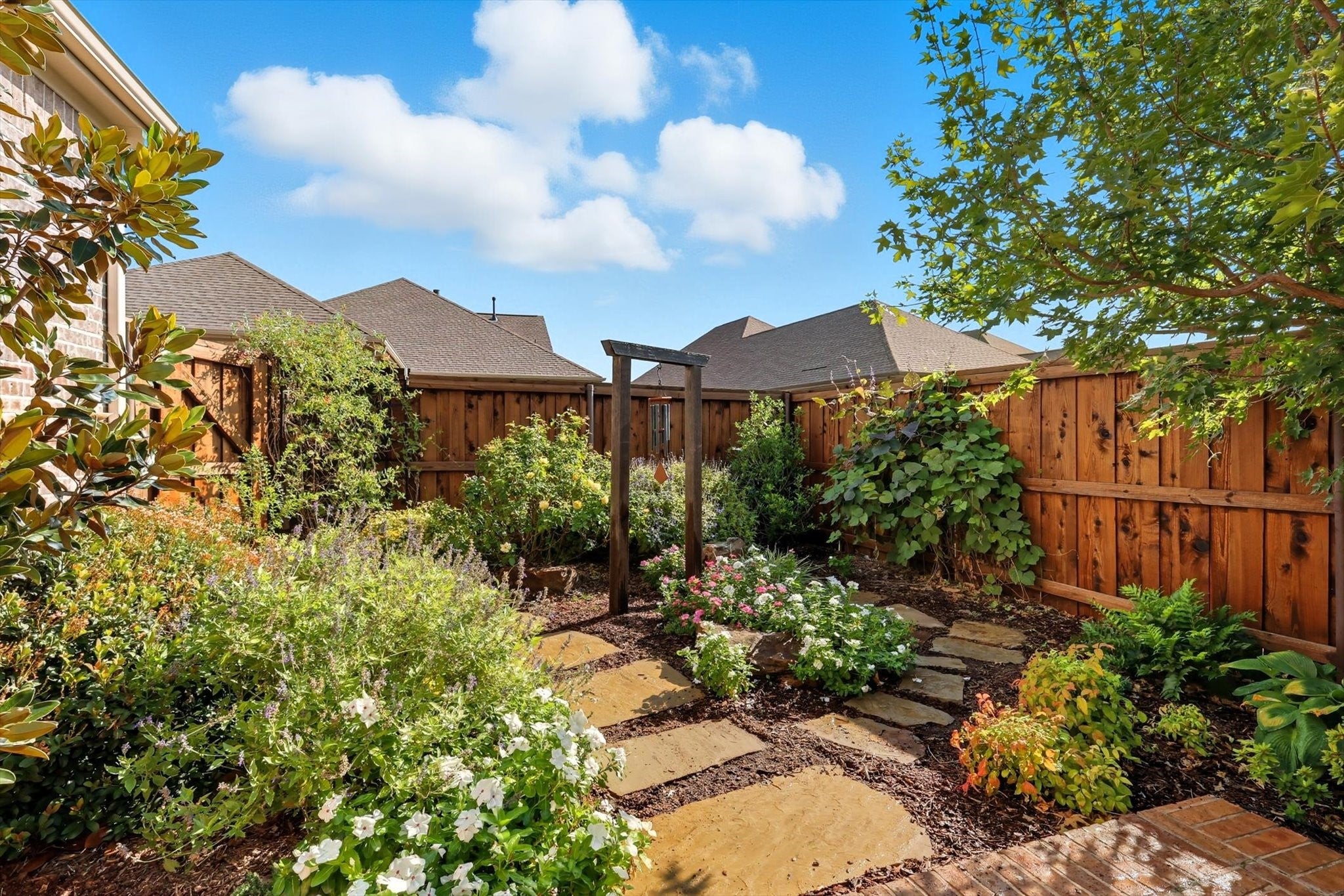 Arlington, Texas, 76005, United States, 2 Bedrooms Bedrooms, ,2 BathroomsBathrooms,Residential,For Sale,1981286