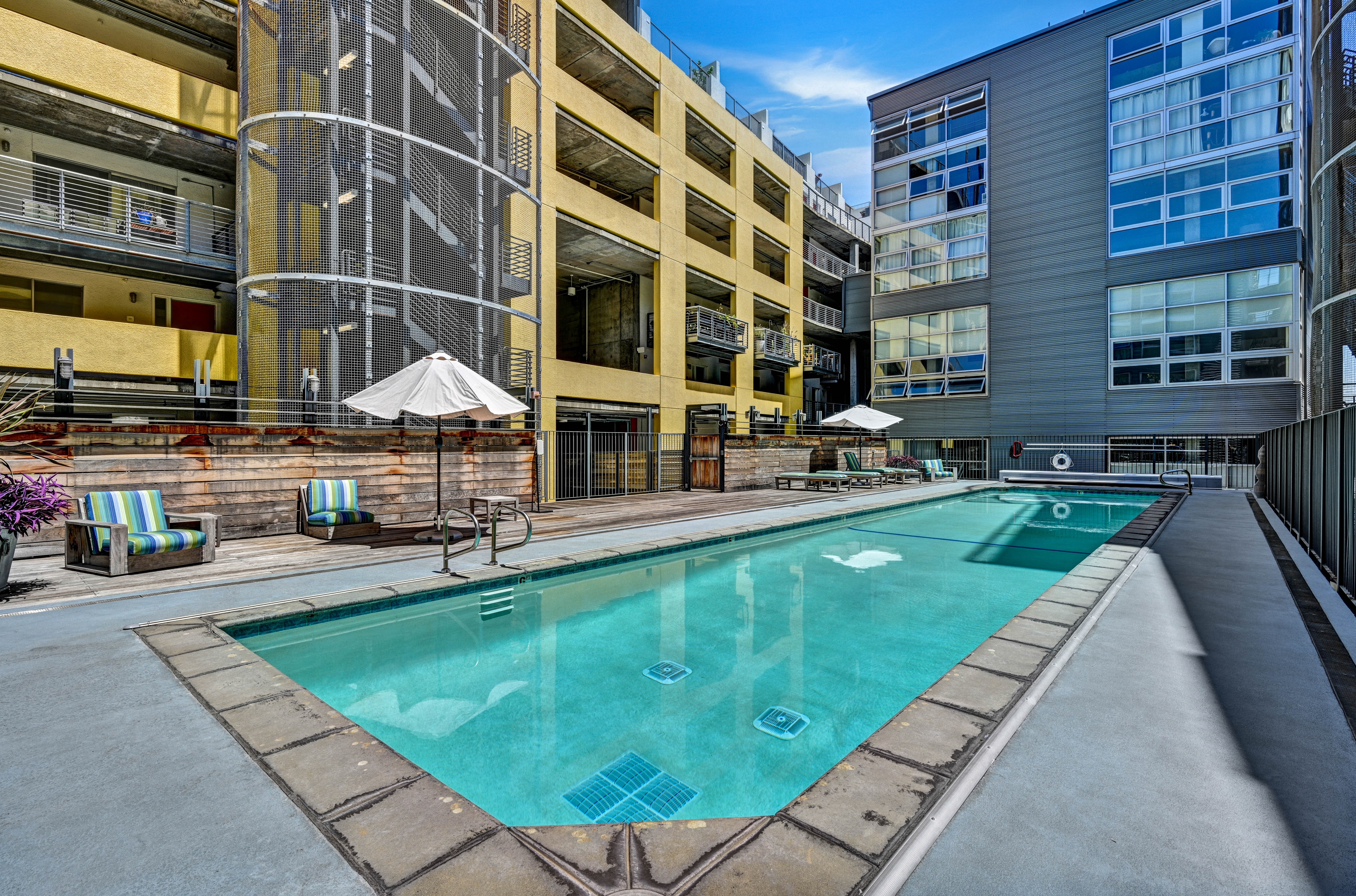  Sophisticated Penthouse Loft with Private Patio in Vibrant Jack London Square - 物件實景