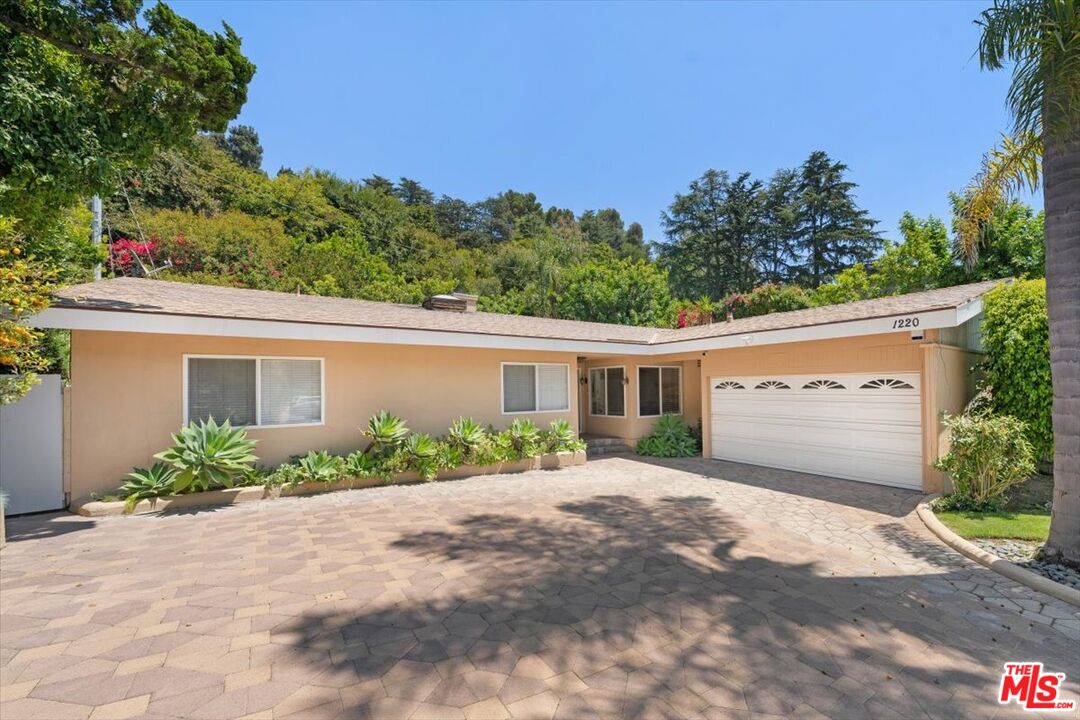 Los Angeles, California, 90049, United States, 3 Bedrooms Bedrooms, ,3 BathroomsBathrooms,Residential,For Sale,1908650