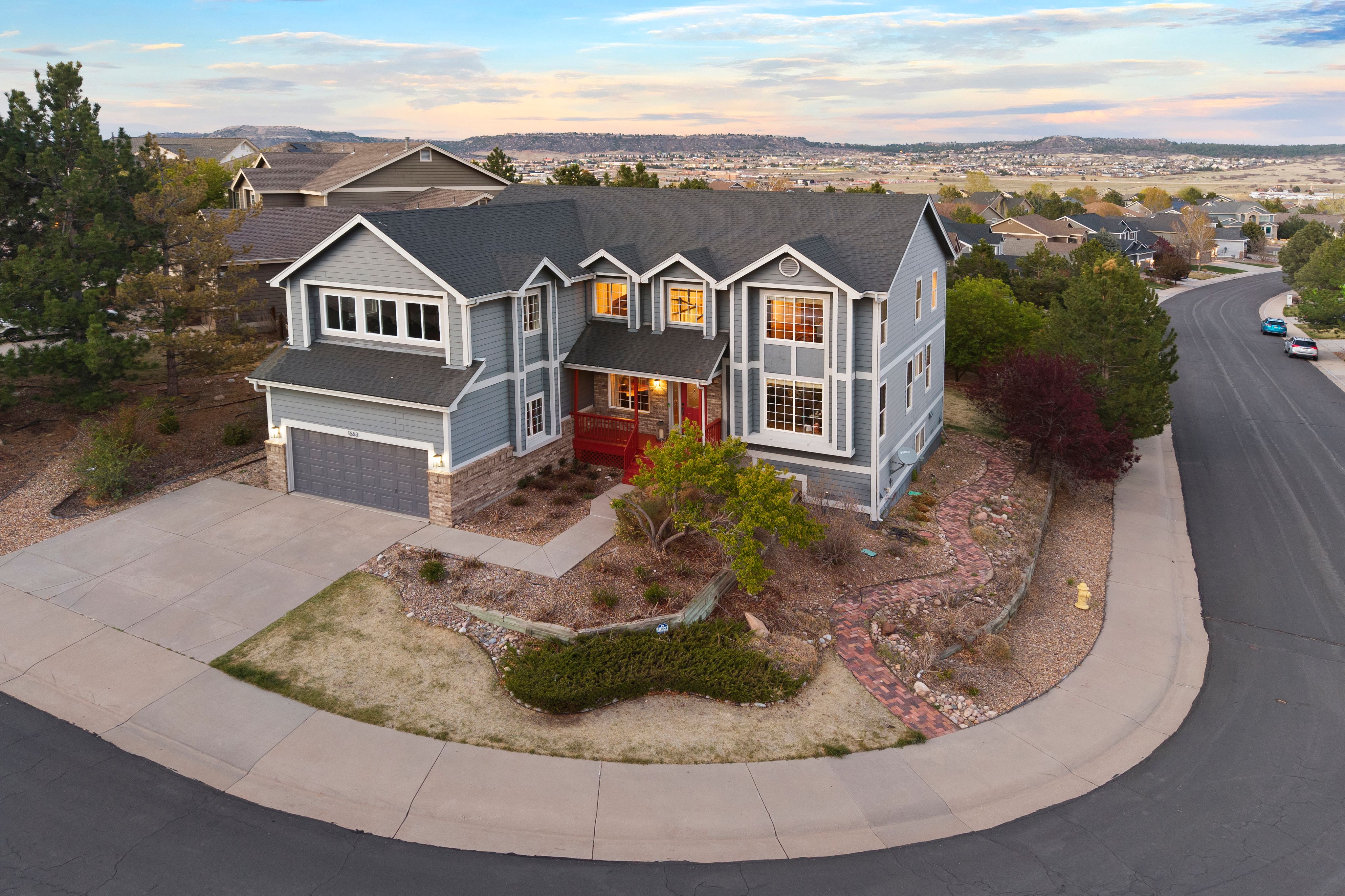  Situated on a desirable corner lot in the sought-after Red Hawk community - 物件實景