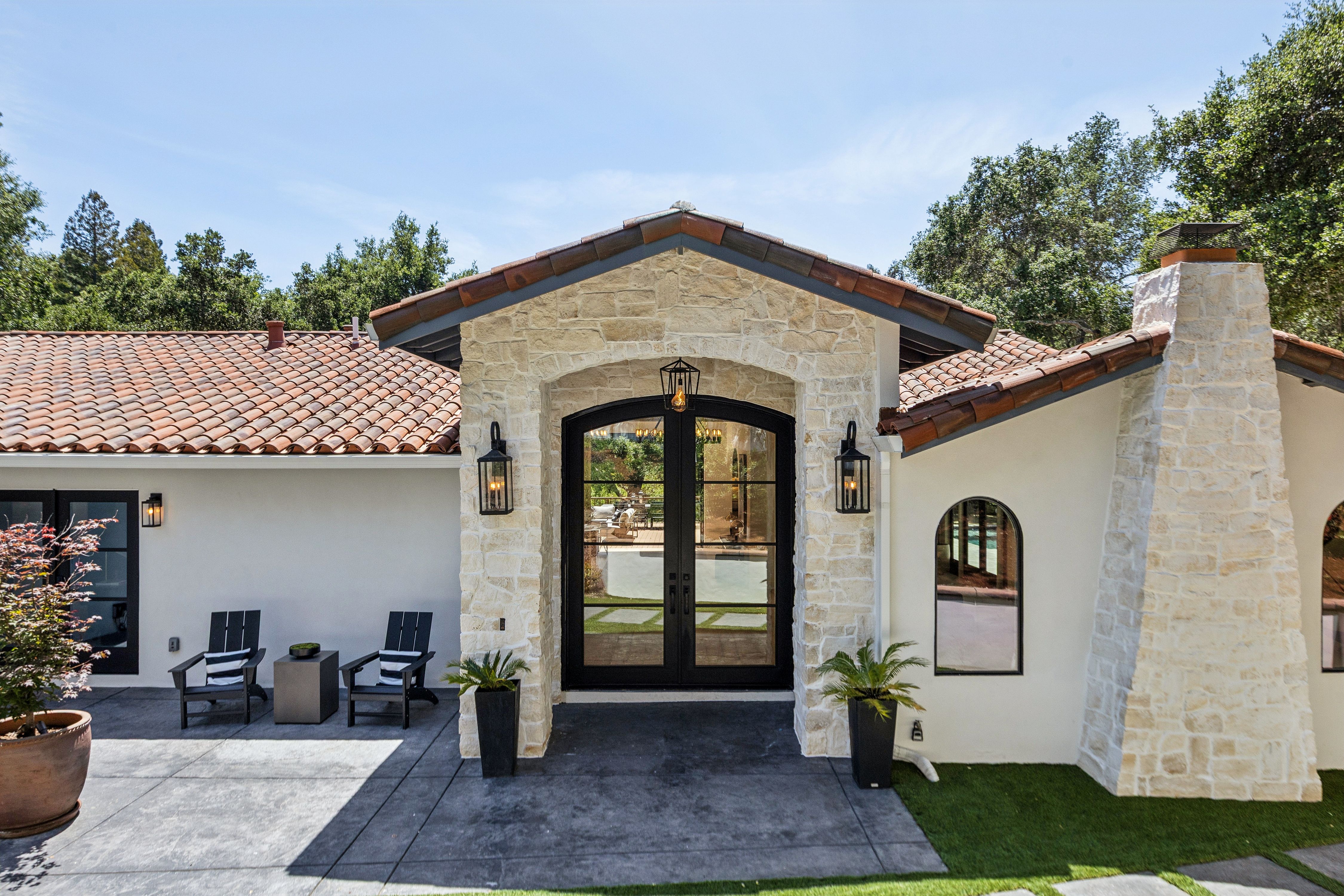  Private Gated Sanctuary With Expansive Outdoor Living - 物件實景