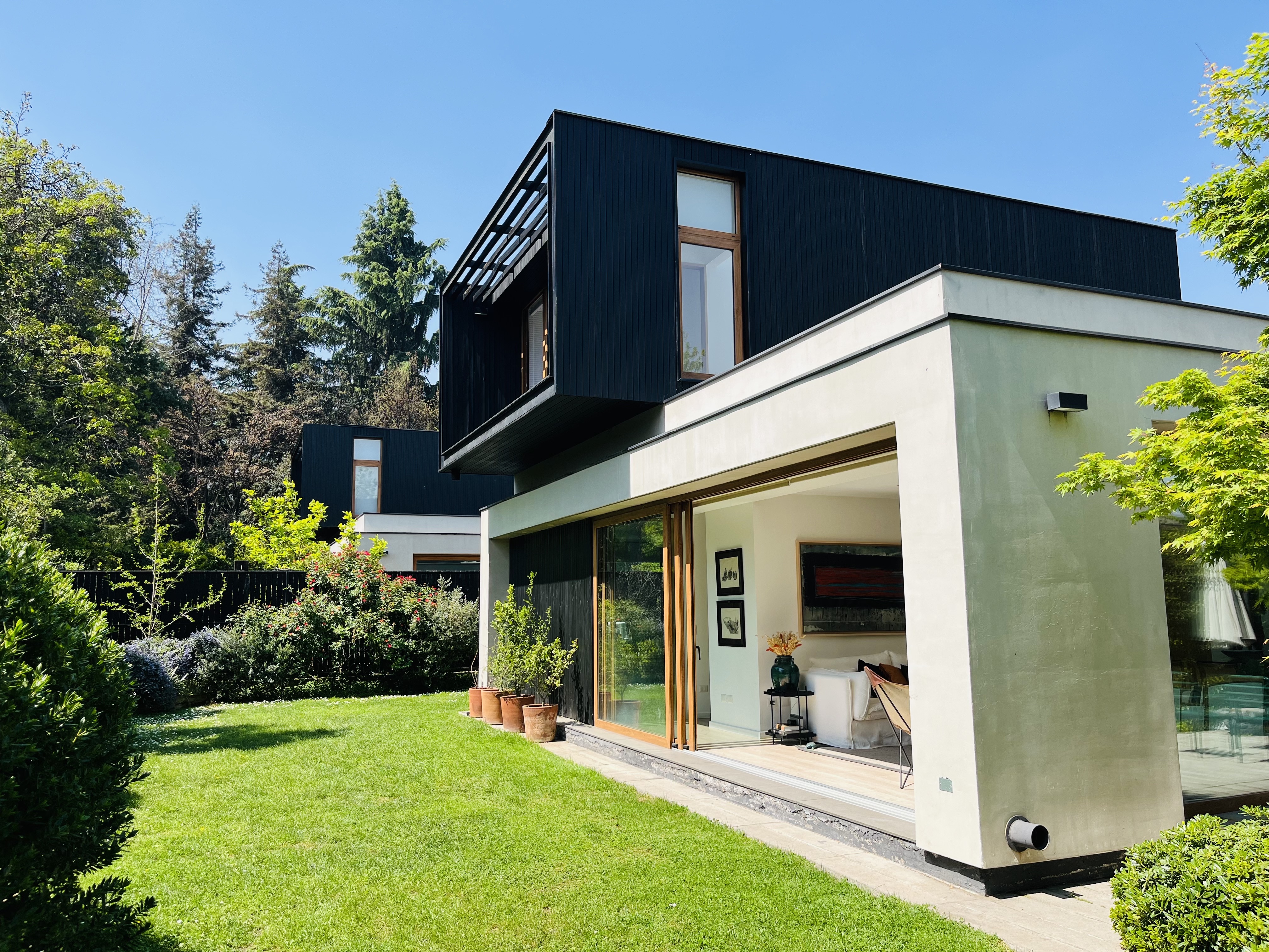  Mediterranean-Style Home on a Private, Closed Street - 物件實景