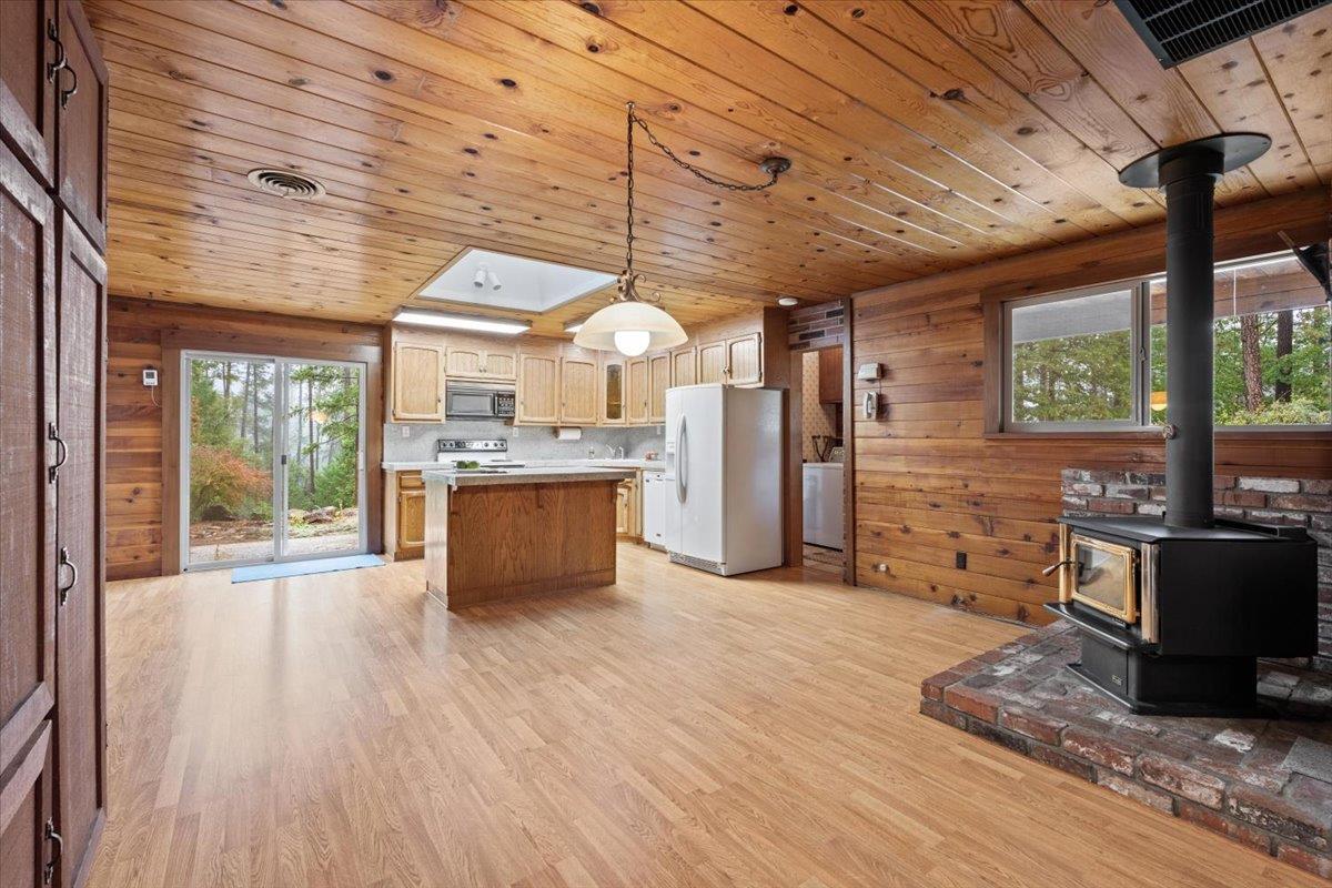 Grass Valley, California, 95945, United States, 3 Bedrooms Bedrooms, ,2 BathroomsBathrooms,Residential,For Sale,1974431