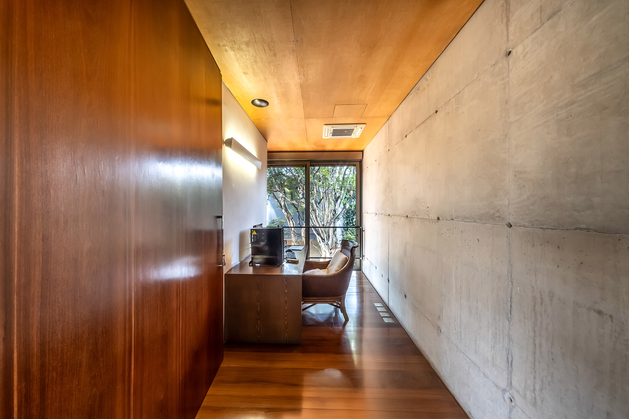  Contemporary home with open layout and outdoor living surrounded by greenery - 物件實景