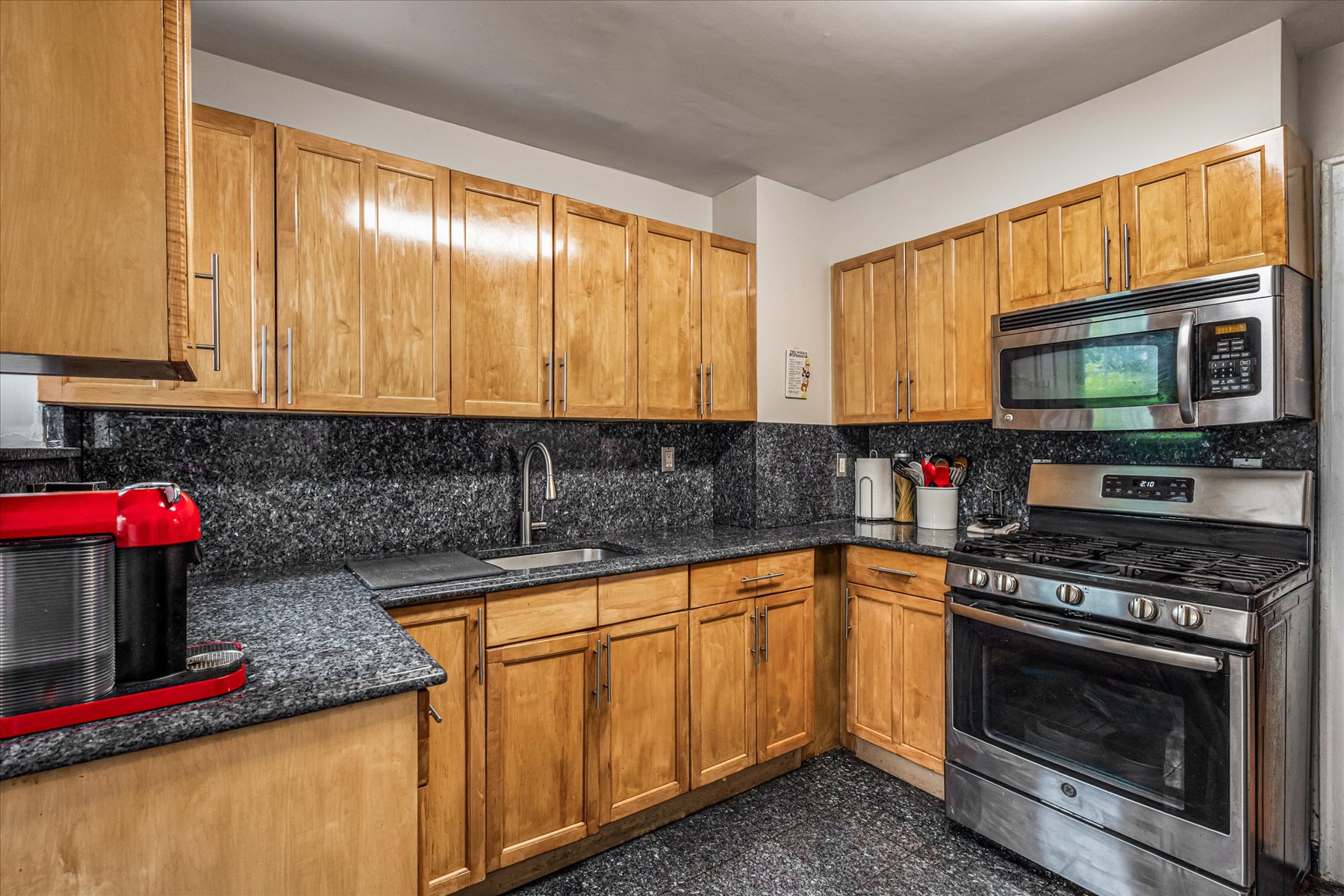  68-37 Nansen Street, Forest Hills, NY, 11375 - 物件實景