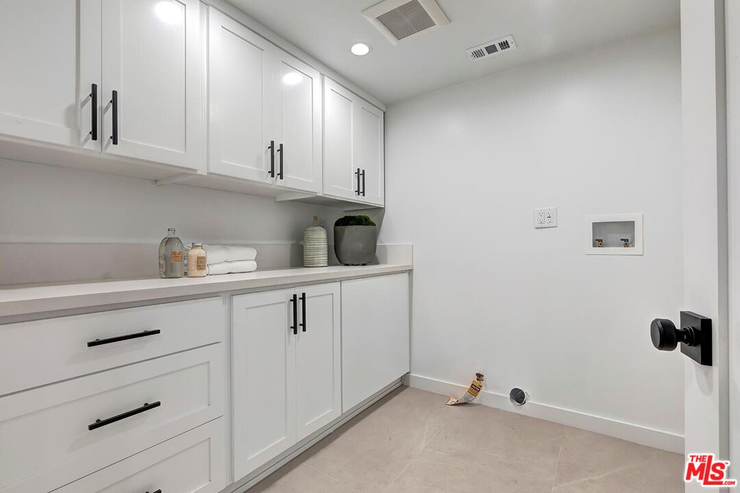 Los Angeles, California, 90039, United States, 4 Bedrooms Bedrooms, ,5 BathroomsBathrooms,Residential,For Sale,1940918