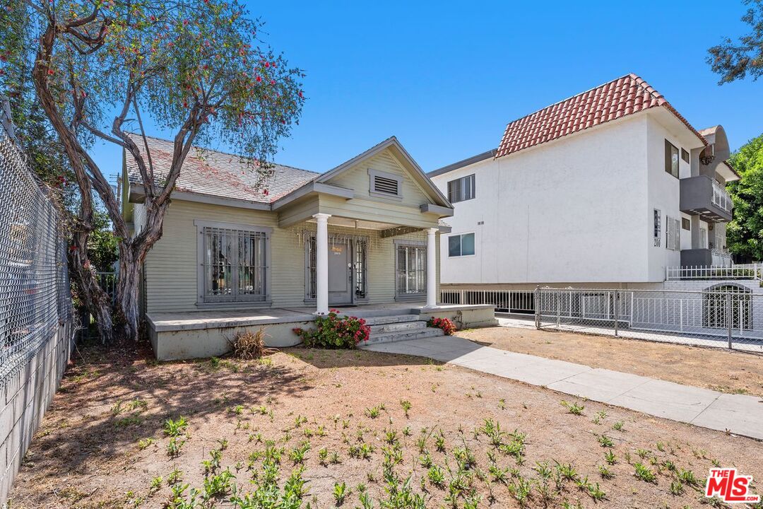 Los Angeles, California, 90004, United States, 3 Bedrooms Bedrooms, ,1 BathroomBathrooms,Residential,For Sale,1896510