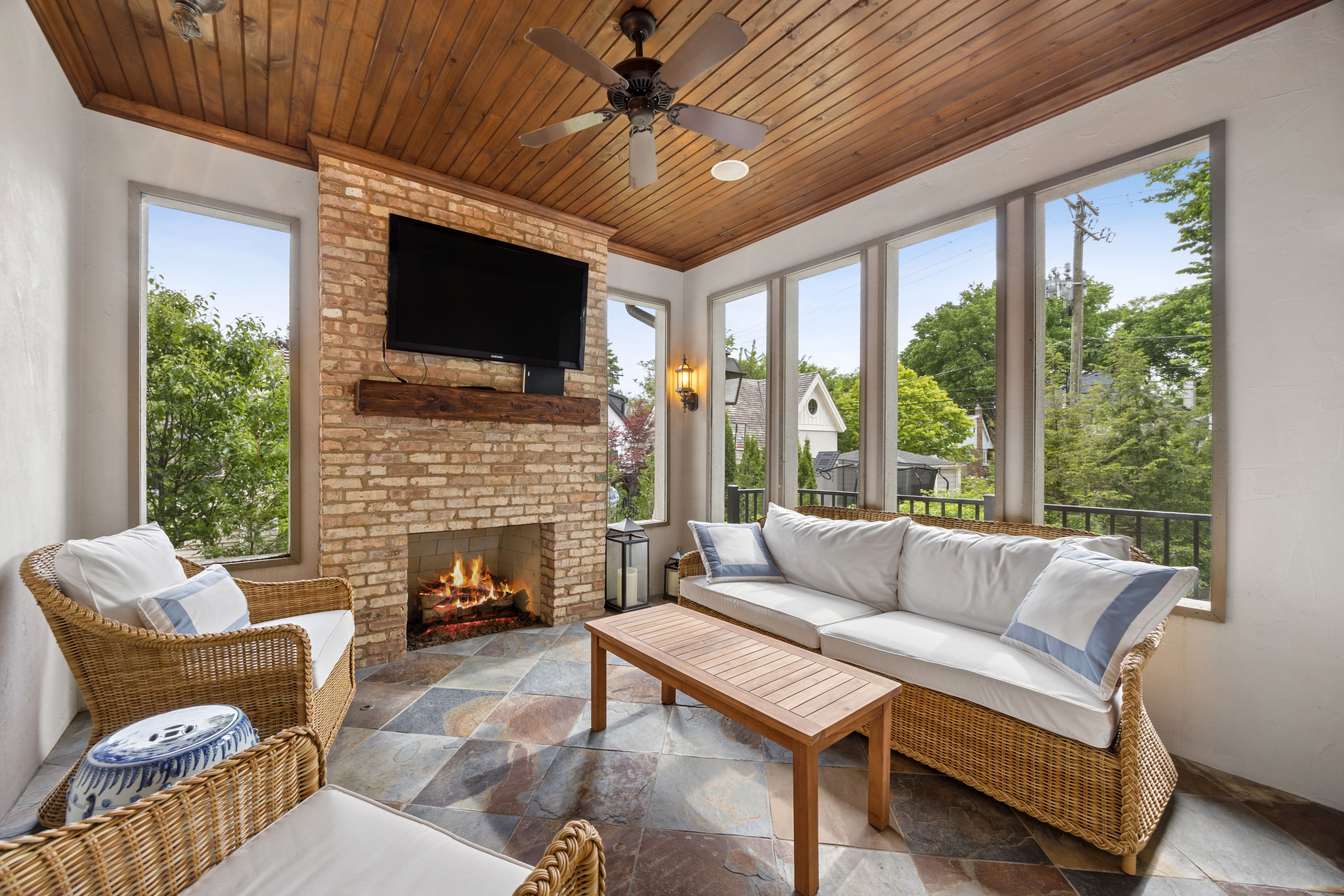  Timeless Architectural Detail with Warm, Inviting Living Spaces - 物件實景