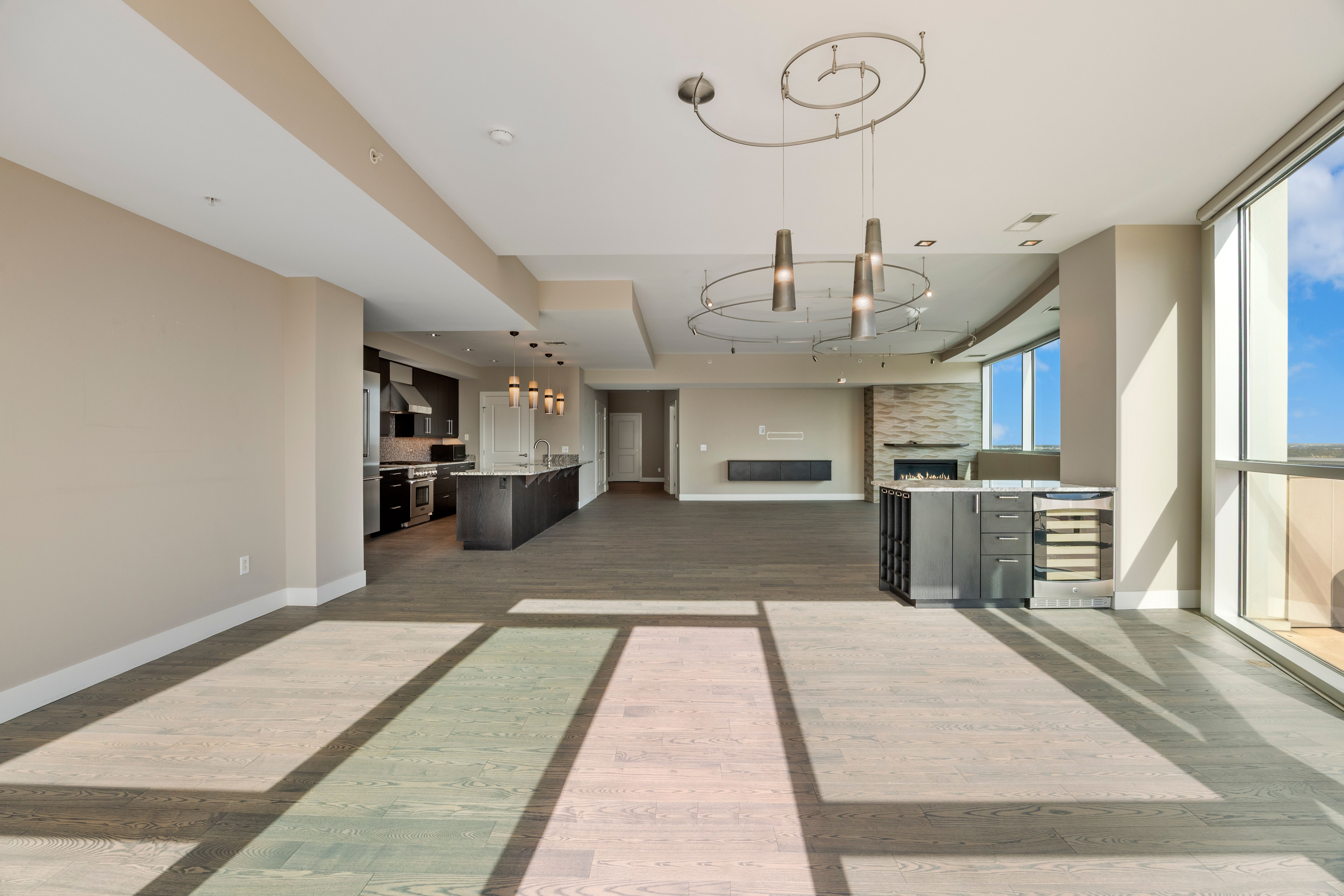  Over 1000 Feet of Private Terrace Throughout This Penthouse - 物件實景