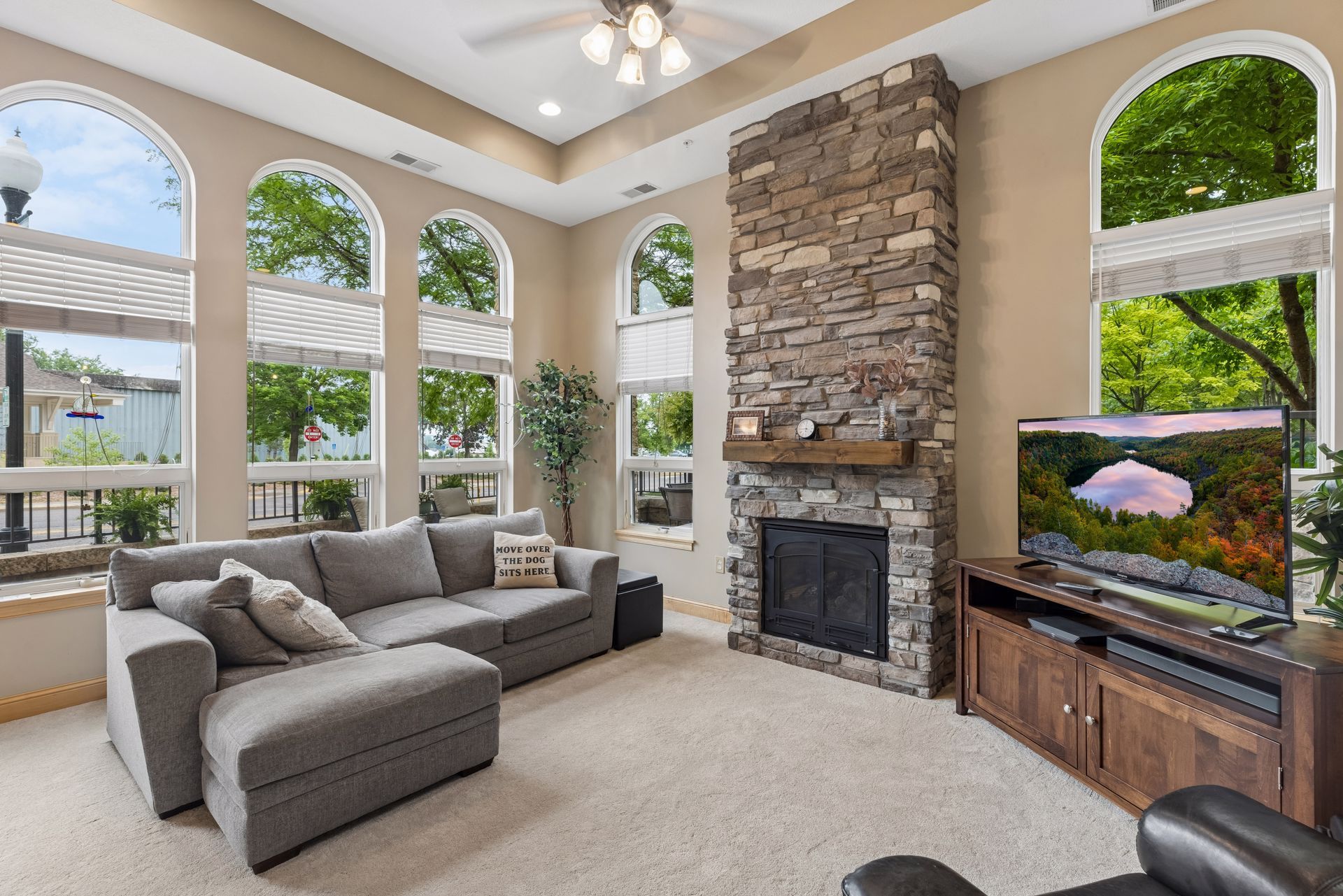  Timeless Brownstone Living in the Heart of Stillwater - 物件實景