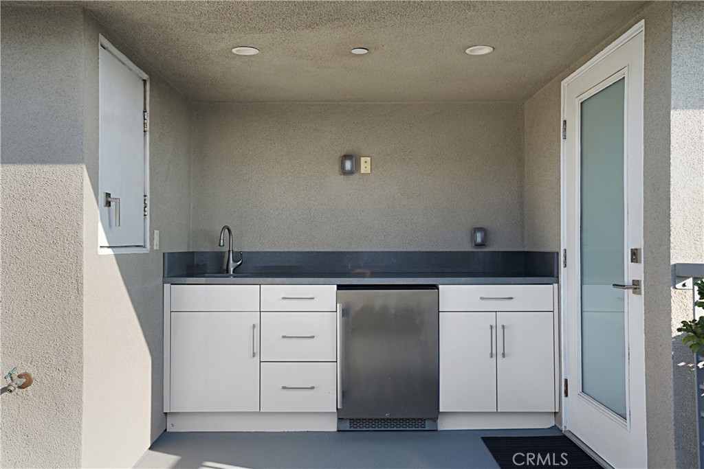 Los Angeles, California, 90019, United States, 2 Bedrooms Bedrooms, ,3 BathroomsBathrooms,Residential,For Sale,1990978