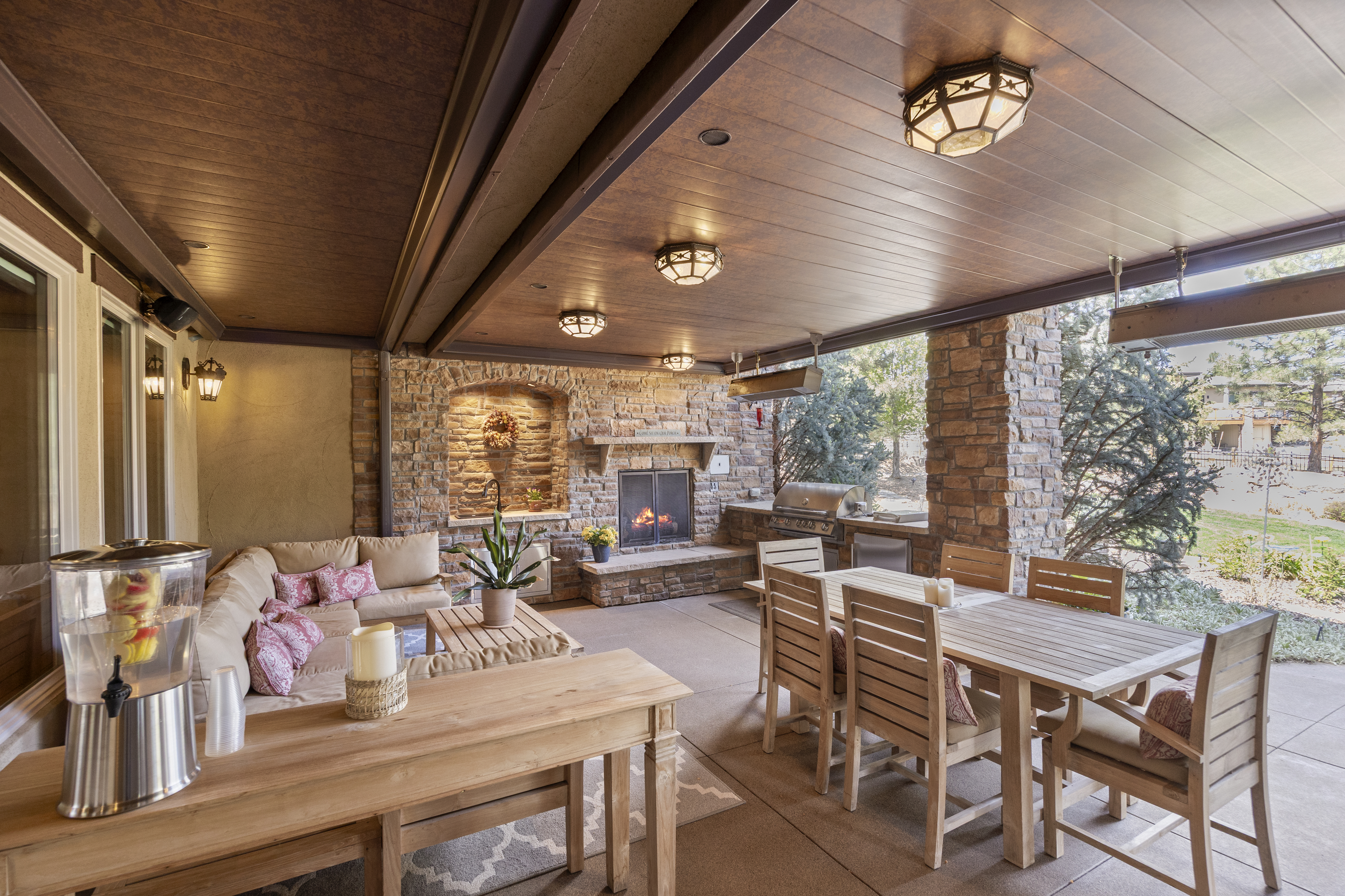  This Mountain Traditional residence is defined by its grand scale, - 物件實景