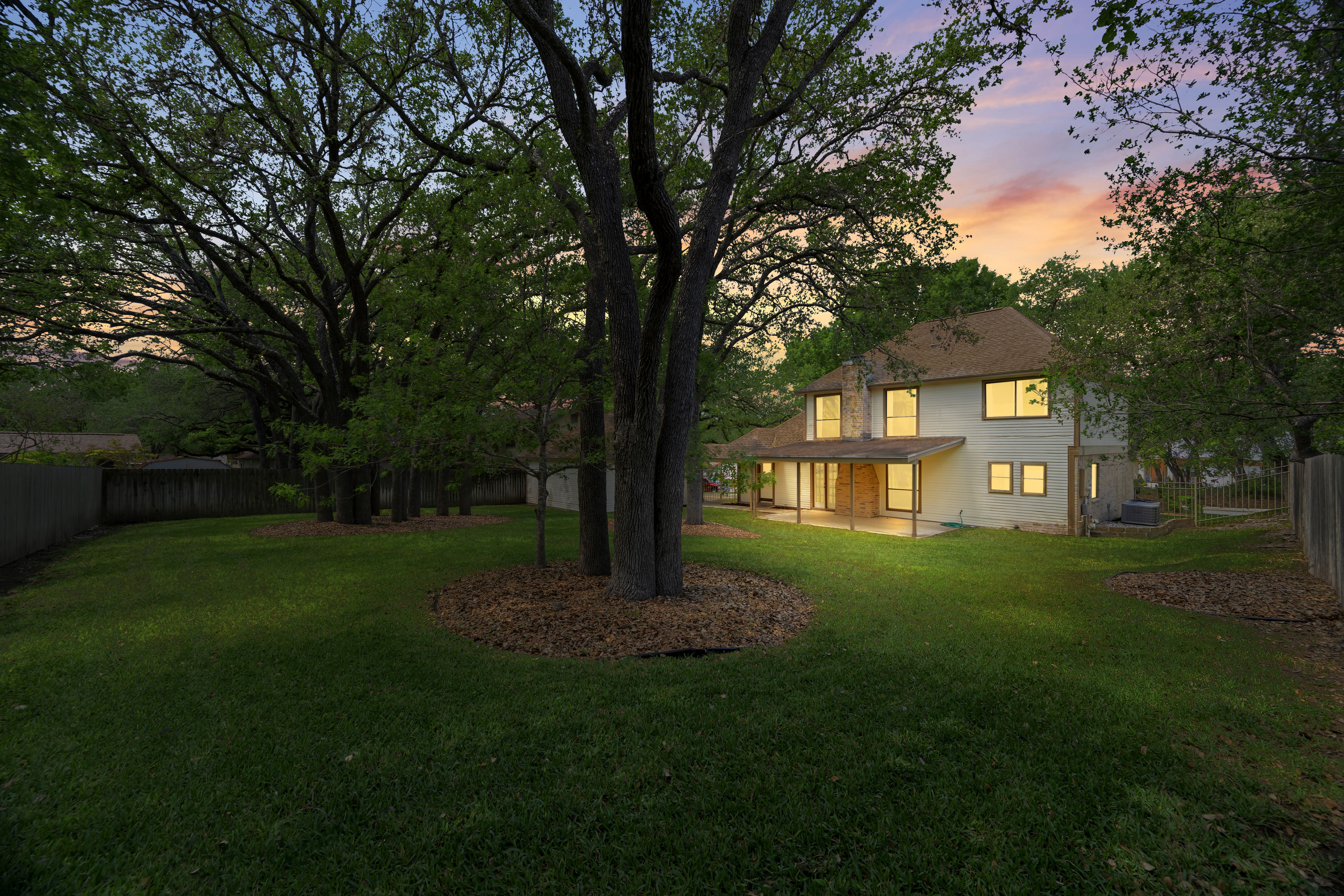  Custom Home with Private Backyard Oasis - 物件實景