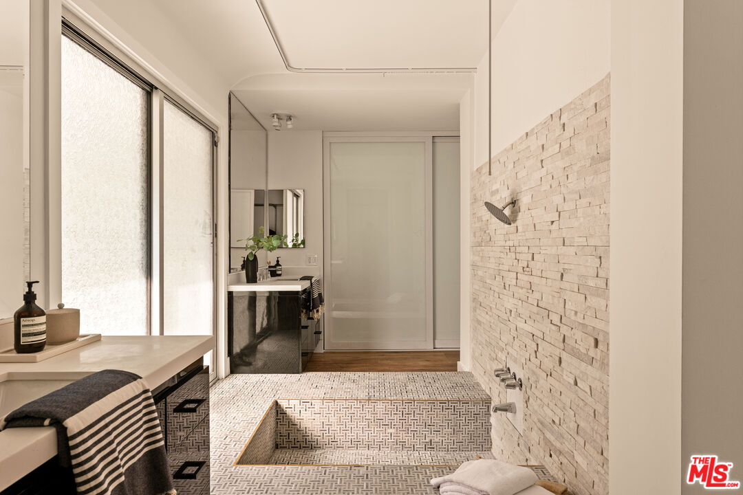 Los Angeles, California, 90027, United States, 4 Bedrooms Bedrooms, ,2 BathroomsBathrooms,Residential,For Sale,1989573