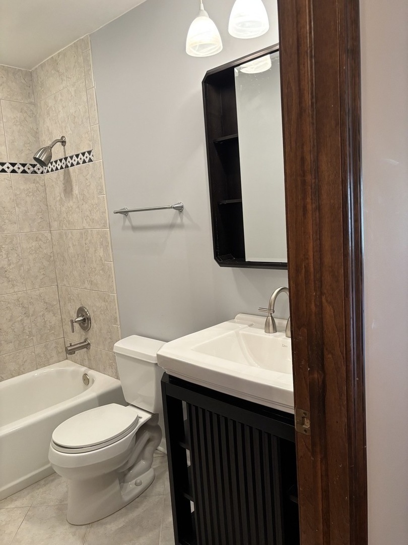 Hoffman Estates, Illinois, 60010, United States, 5 Bedrooms Bedrooms, ,3 BathroomsBathrooms,Residential,For Sale,1989423