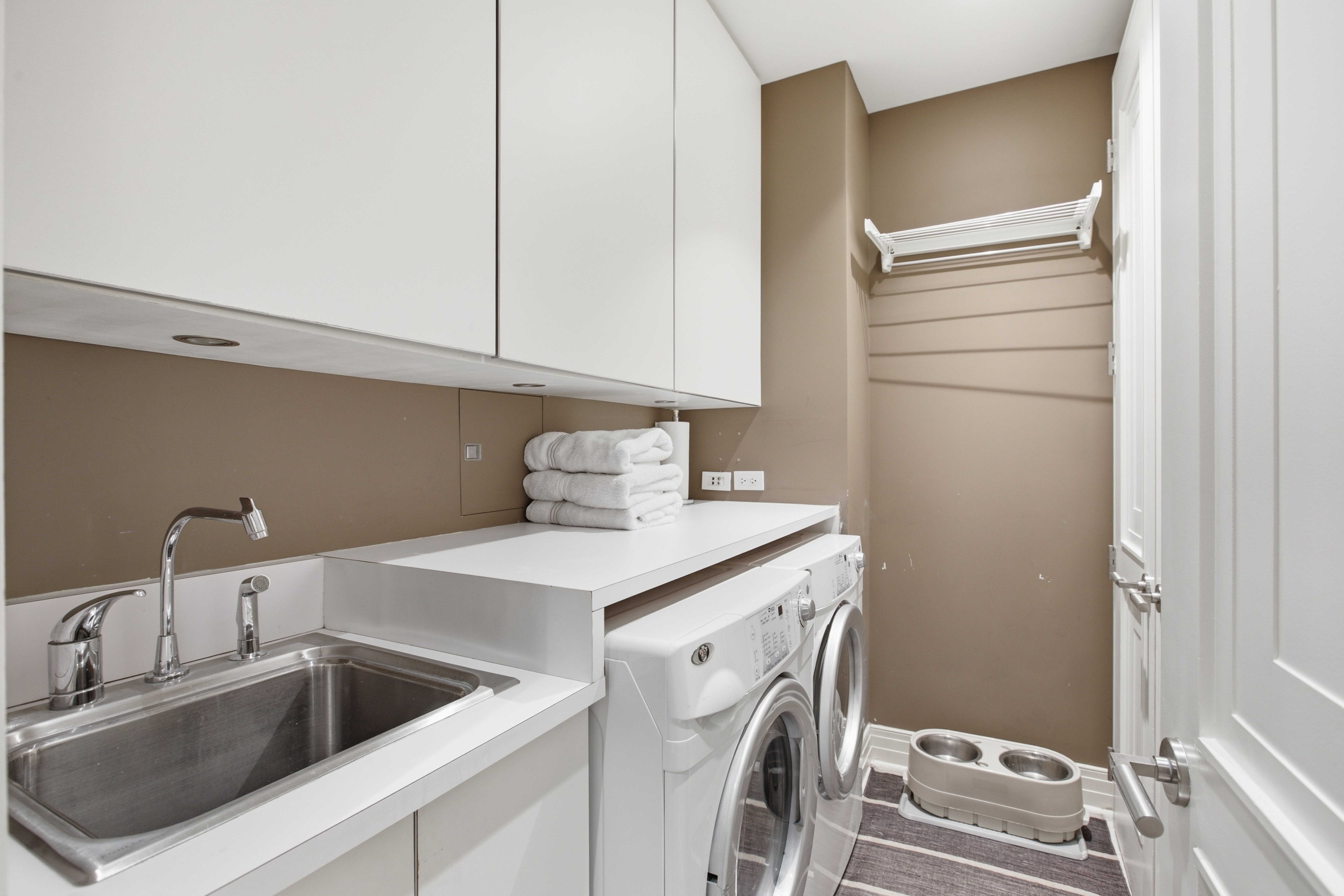  Outstanding, Three-bedroom Three and a Half Baths - 物件實景