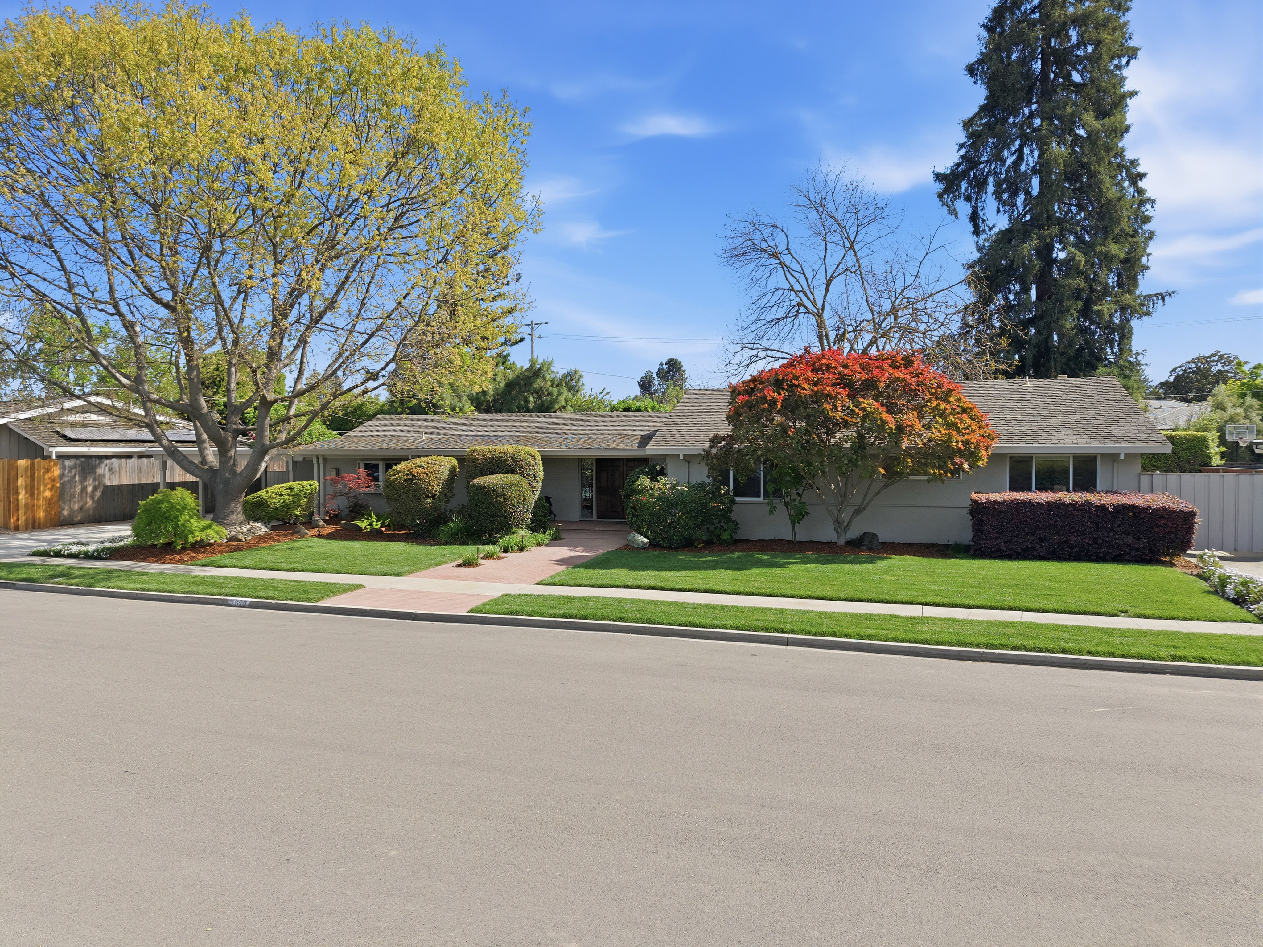  Single-Level Rancher in Coveted Neighborhood - 物件實景