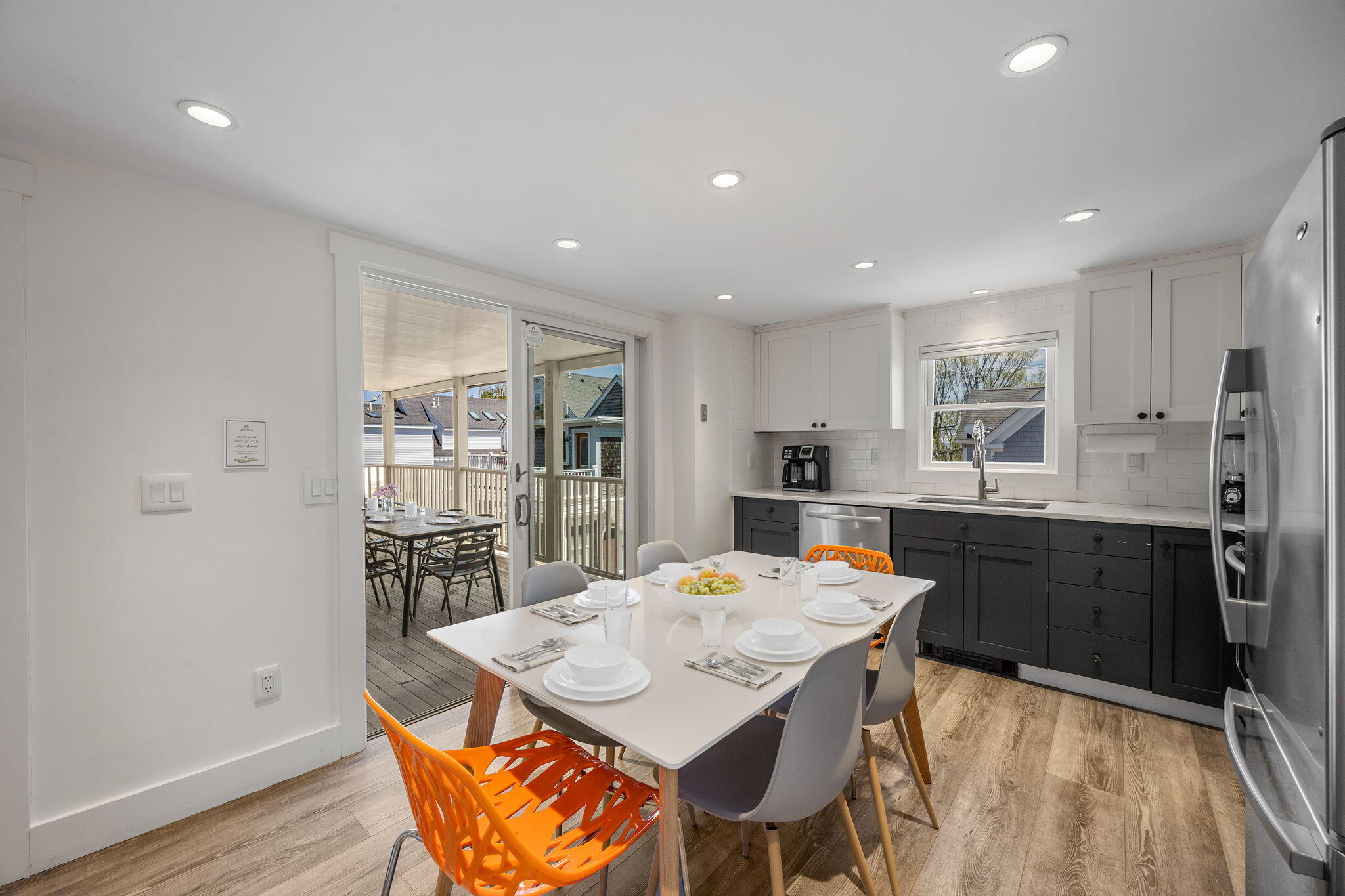  Private West End Escape with Expansive Deck and Natural Light - 物件實景