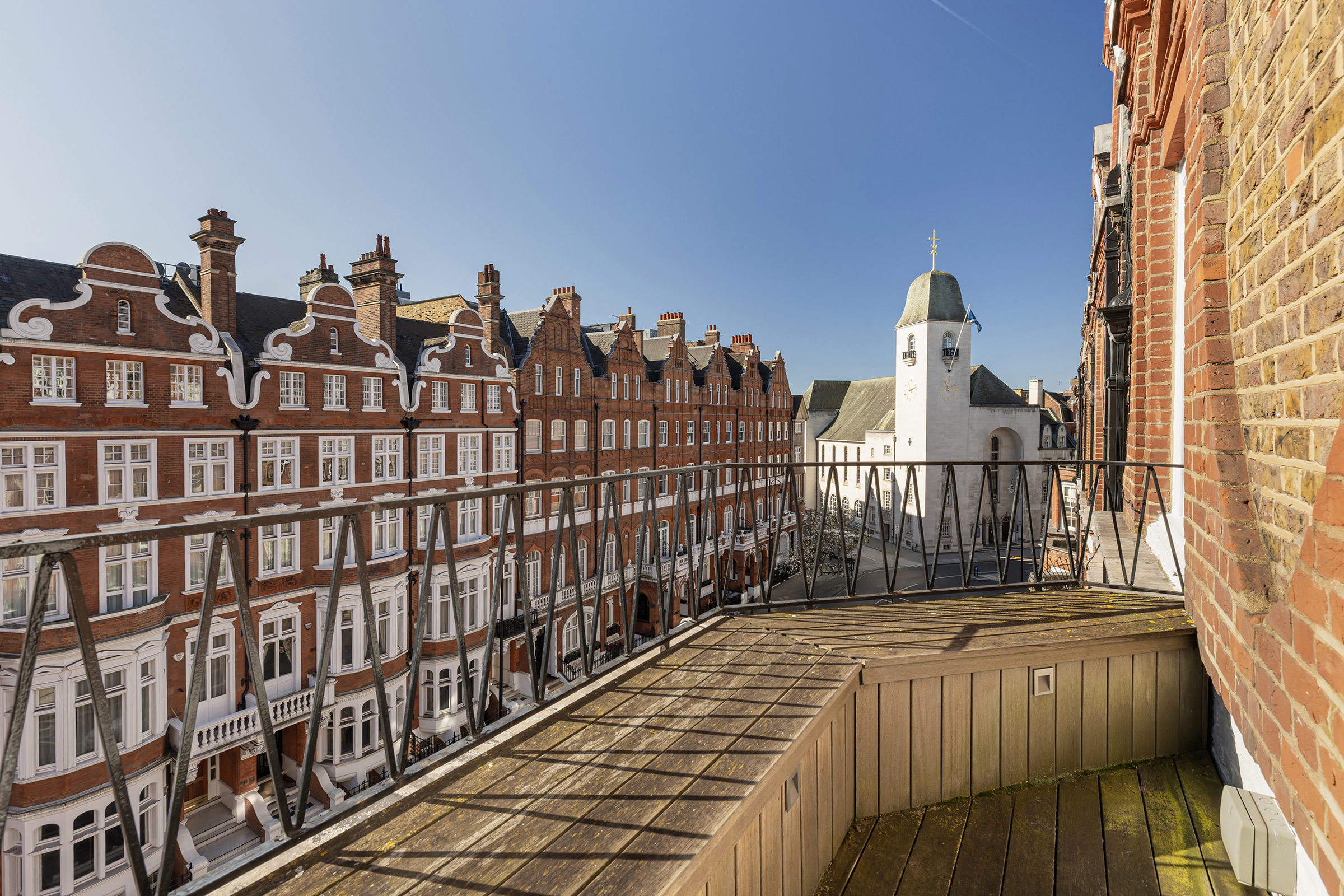 A Beautifully Refurbished Lateral Apartment with Balcony on Pont Street - 物件實景