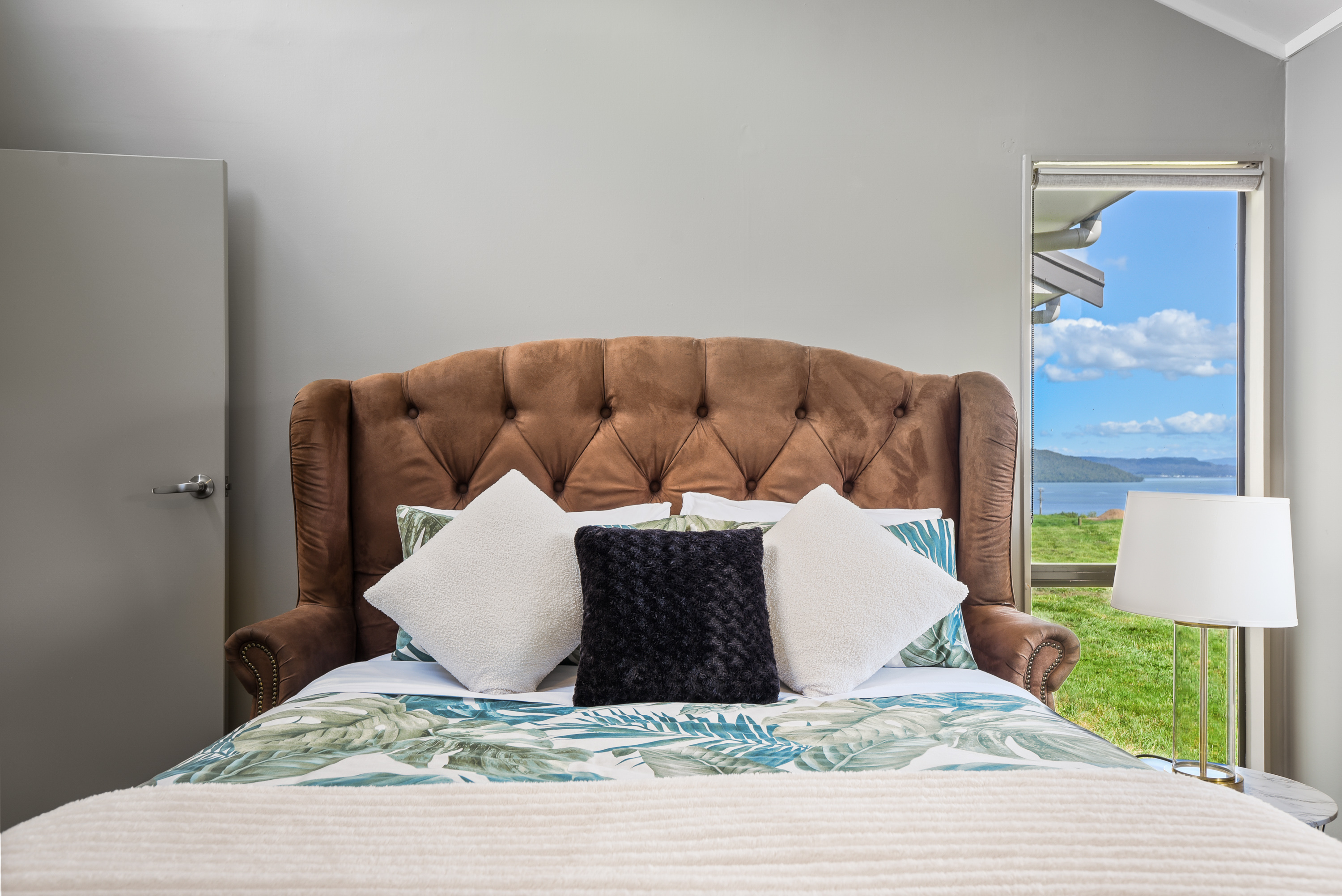  Elevated Lifestyle Living with Sweeping Lake Views - 物件實景