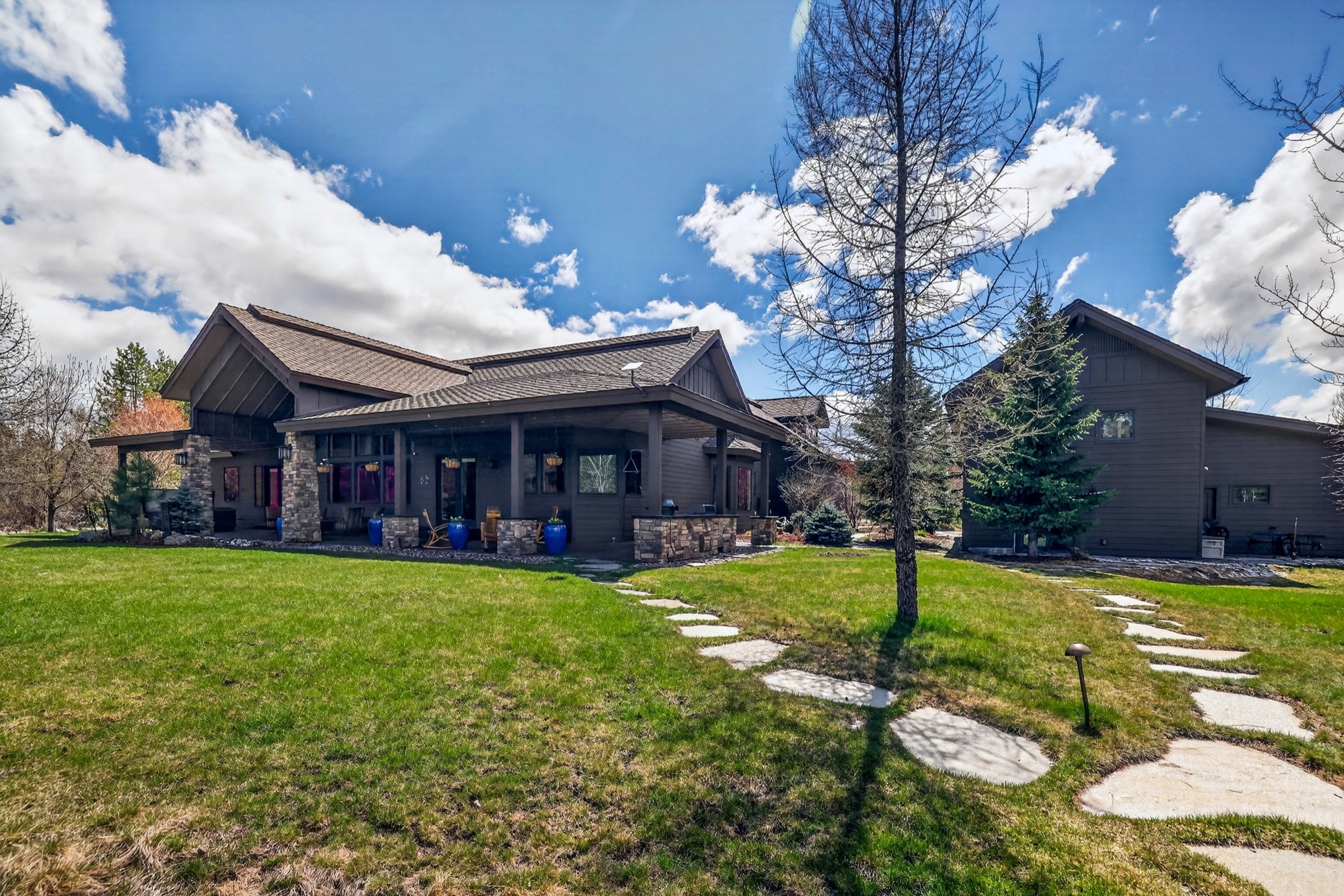  Stunning Home with Payette River Frontage on 2.66 Acres in McCall, Idaho - 物件實景
